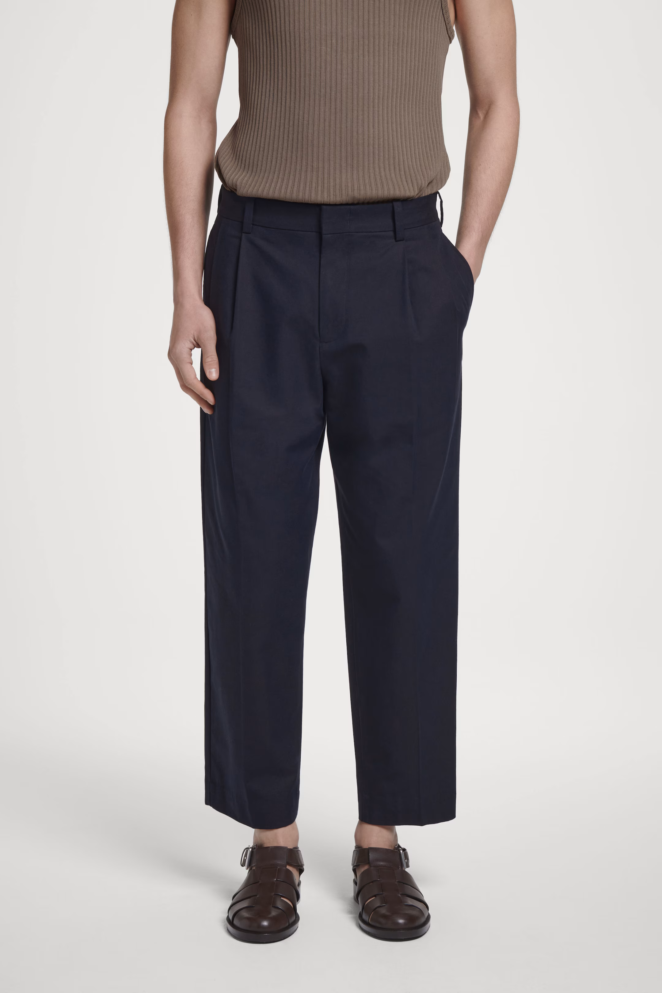 RELAXED PLEATED COTTON TAPERED TROUSERS