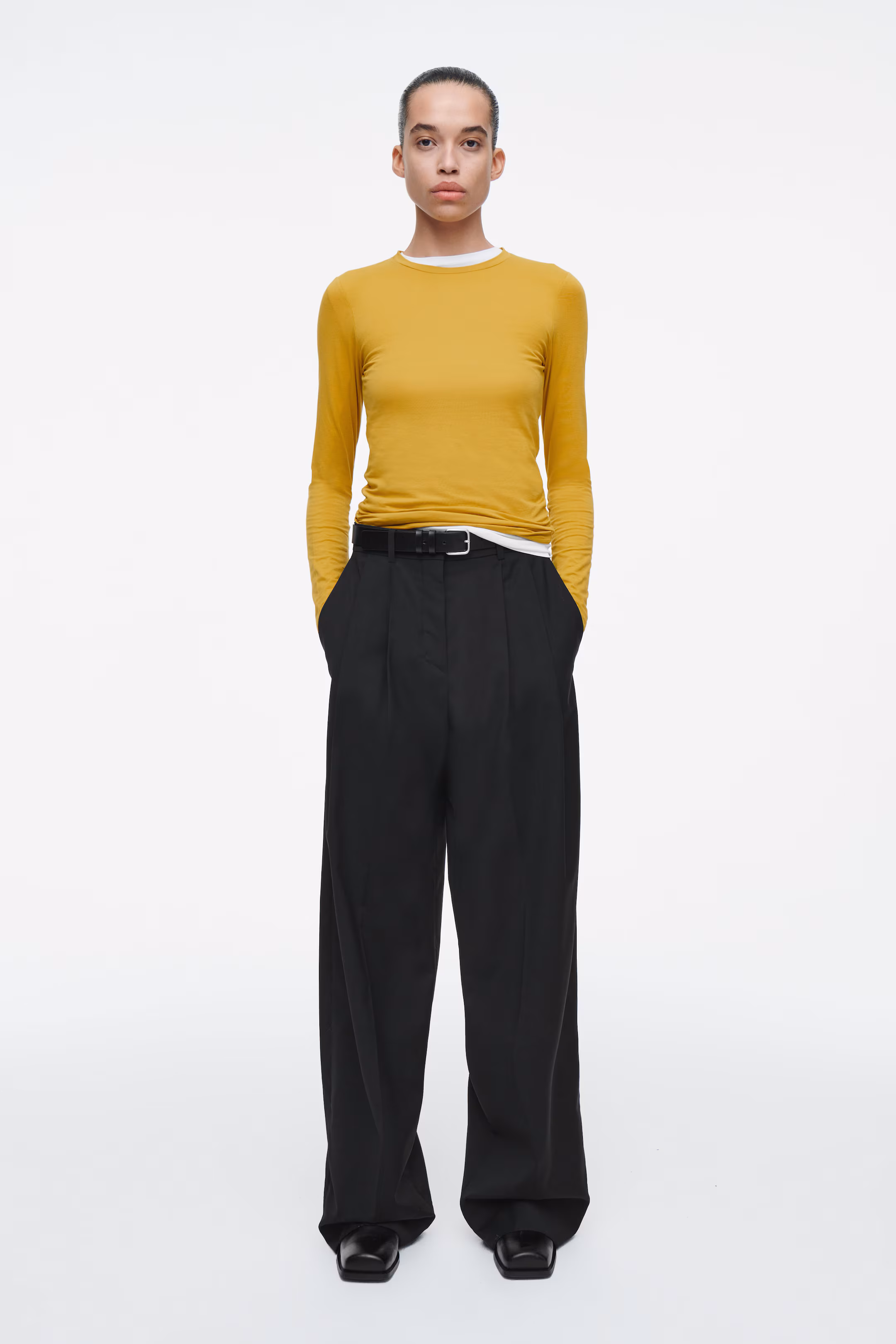 SLIM LIGHTWEIGHT LONG-SLEEVED TOP