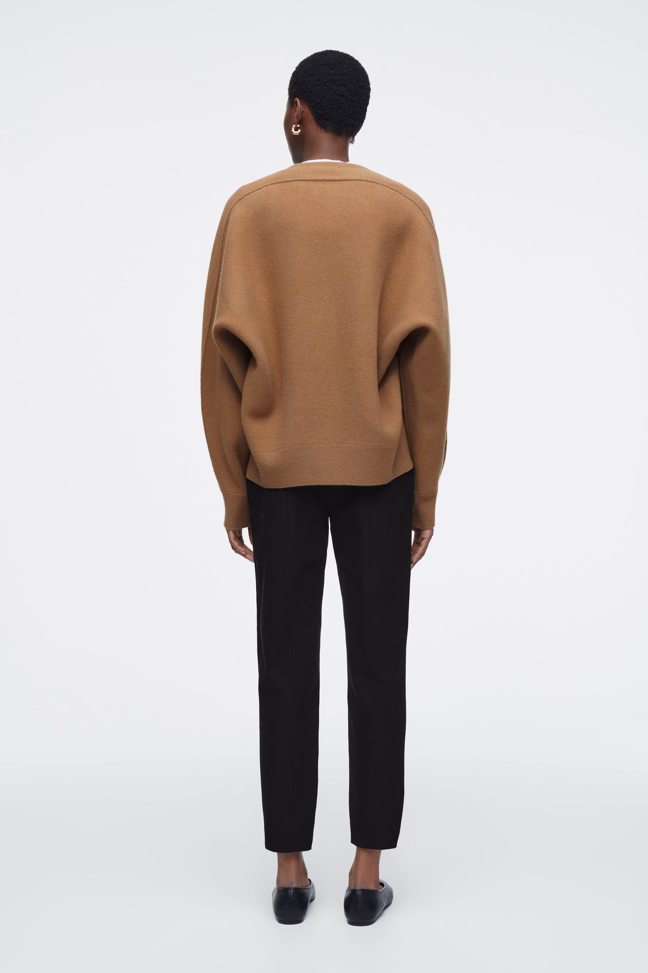 ELONGATED CAPRI TROUSERS