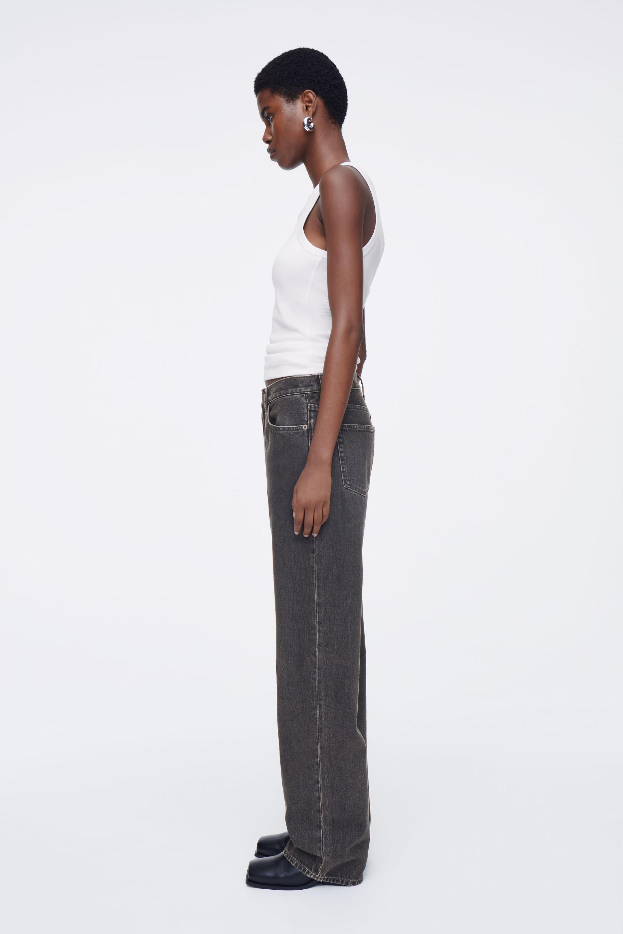 COLUMN STRAIGHT-LEG JEANS