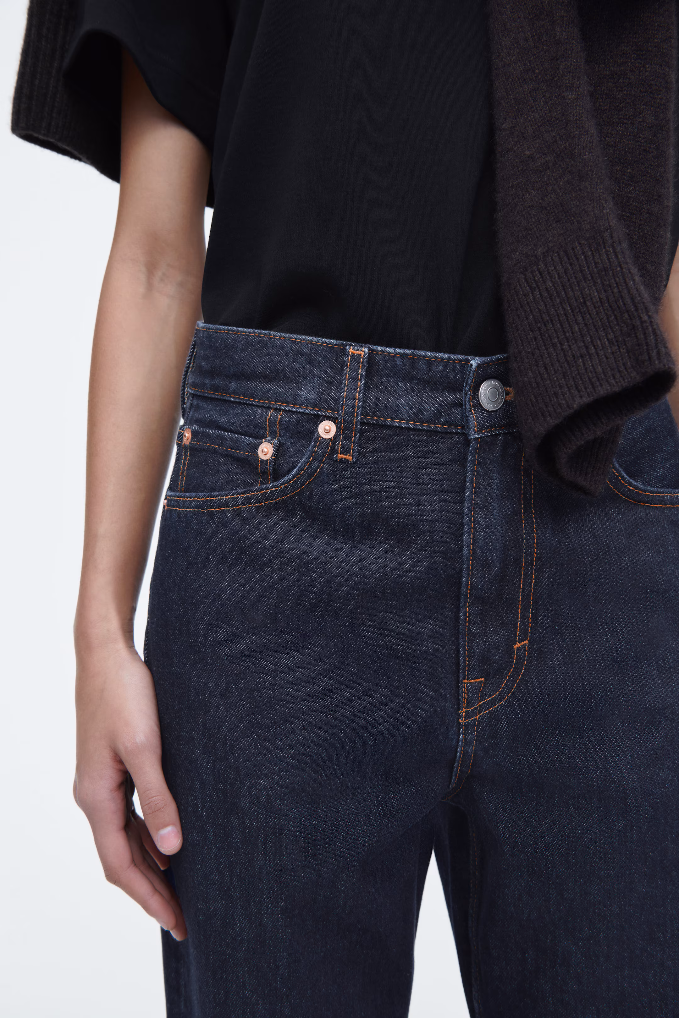 COLUMN STRAIGHT-LEG JEANS