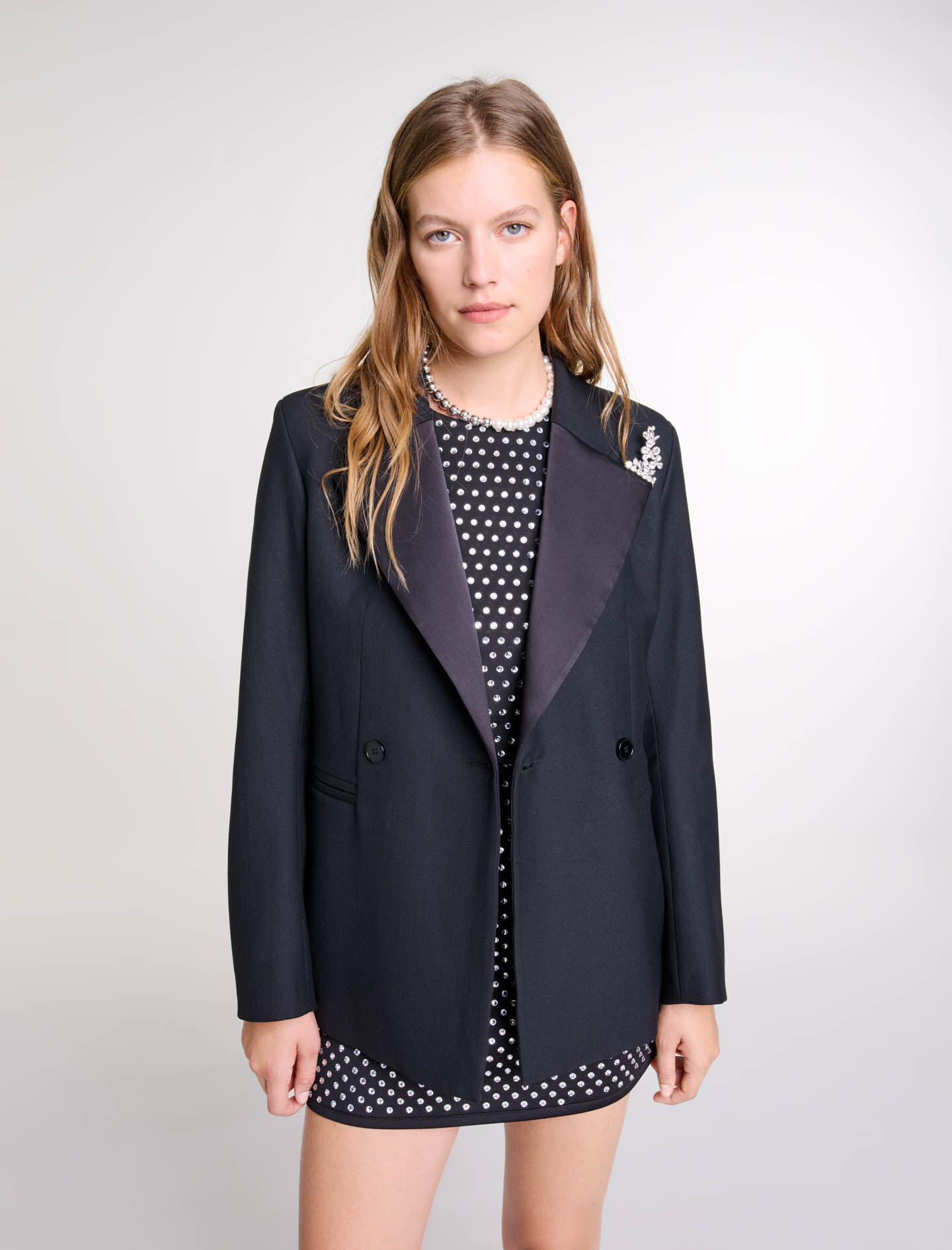 Suit jacket with brooch