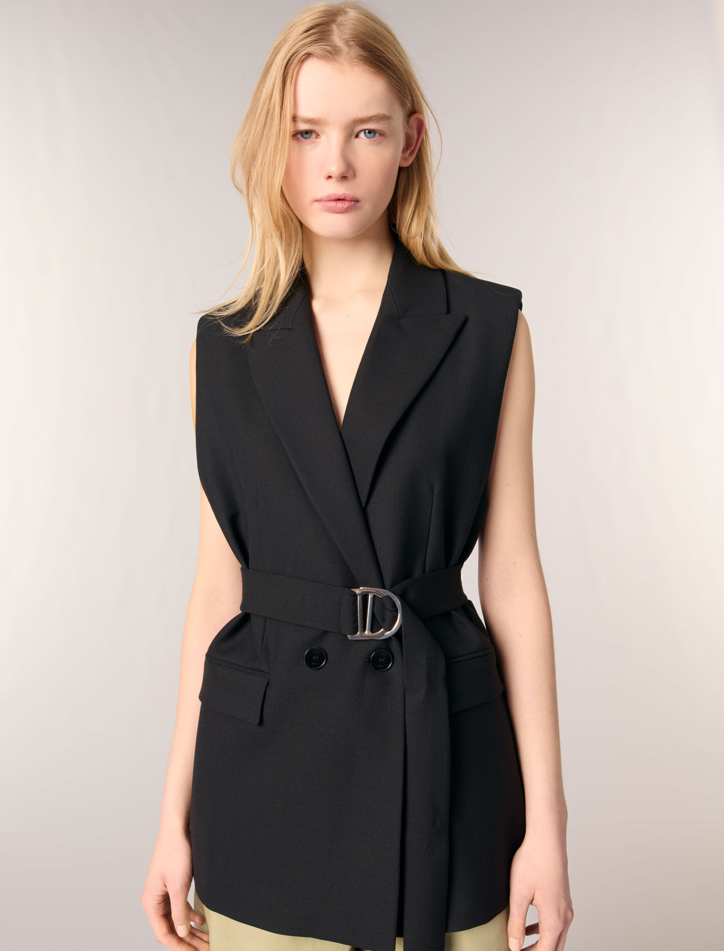 Sleeveless suit jacket