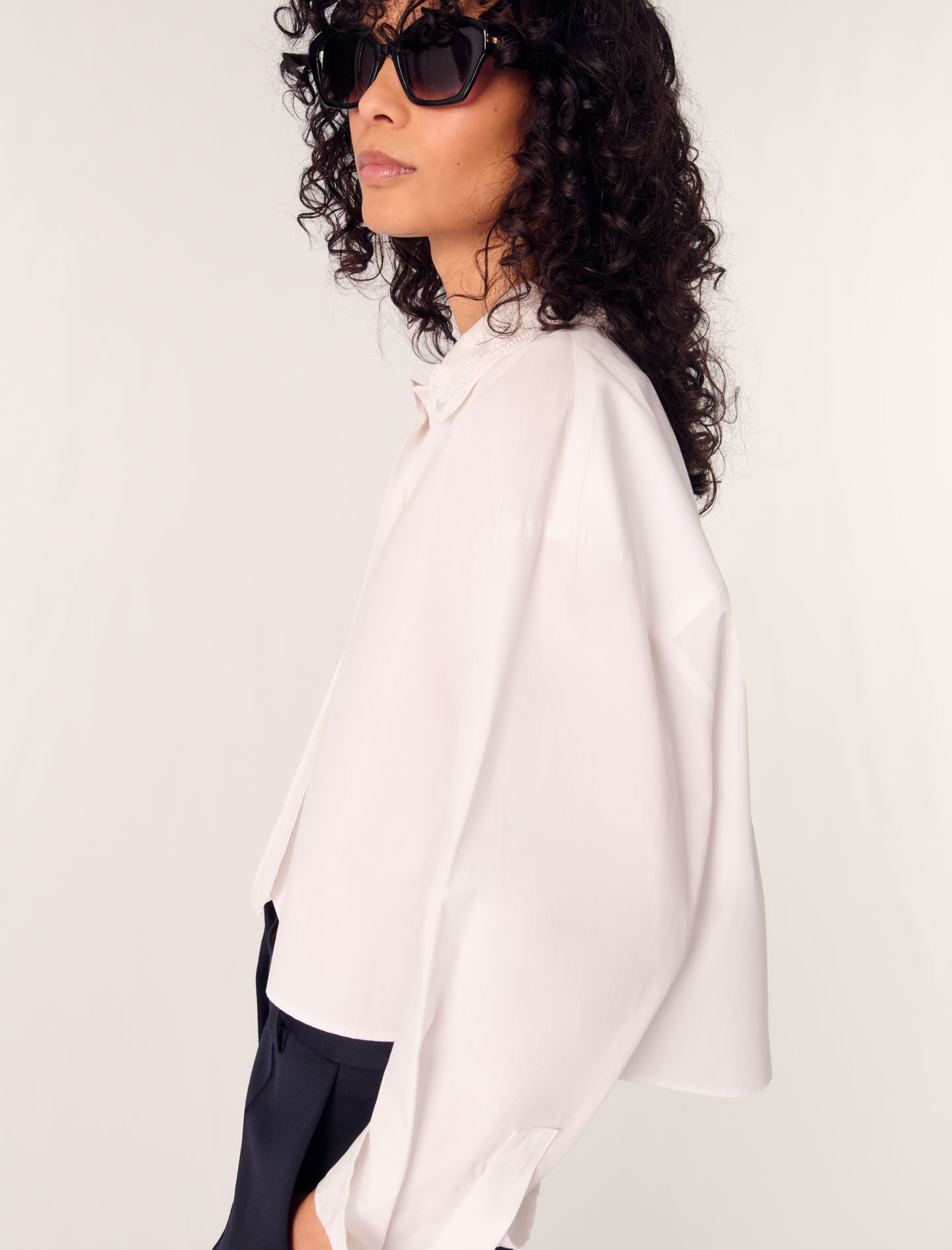 Short shirt with embroidered collar