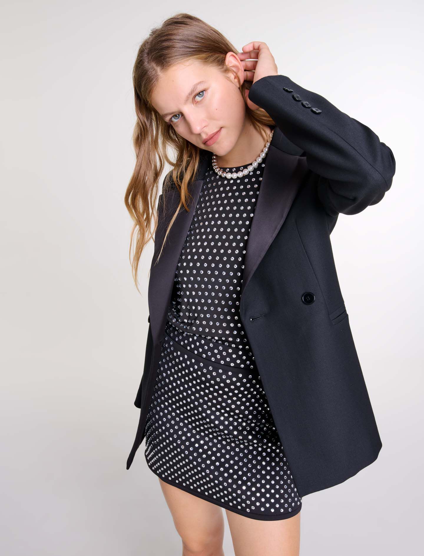 Suit jacket with brooch