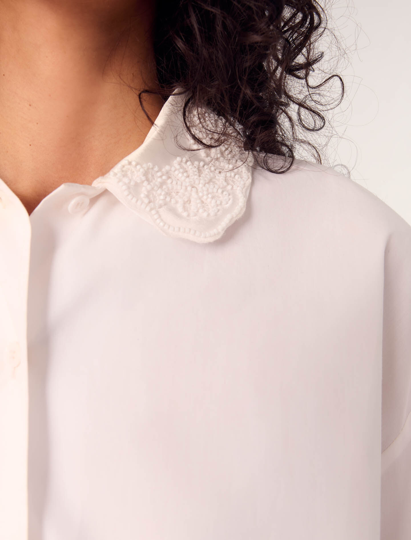 Short shirt with embroidered collar