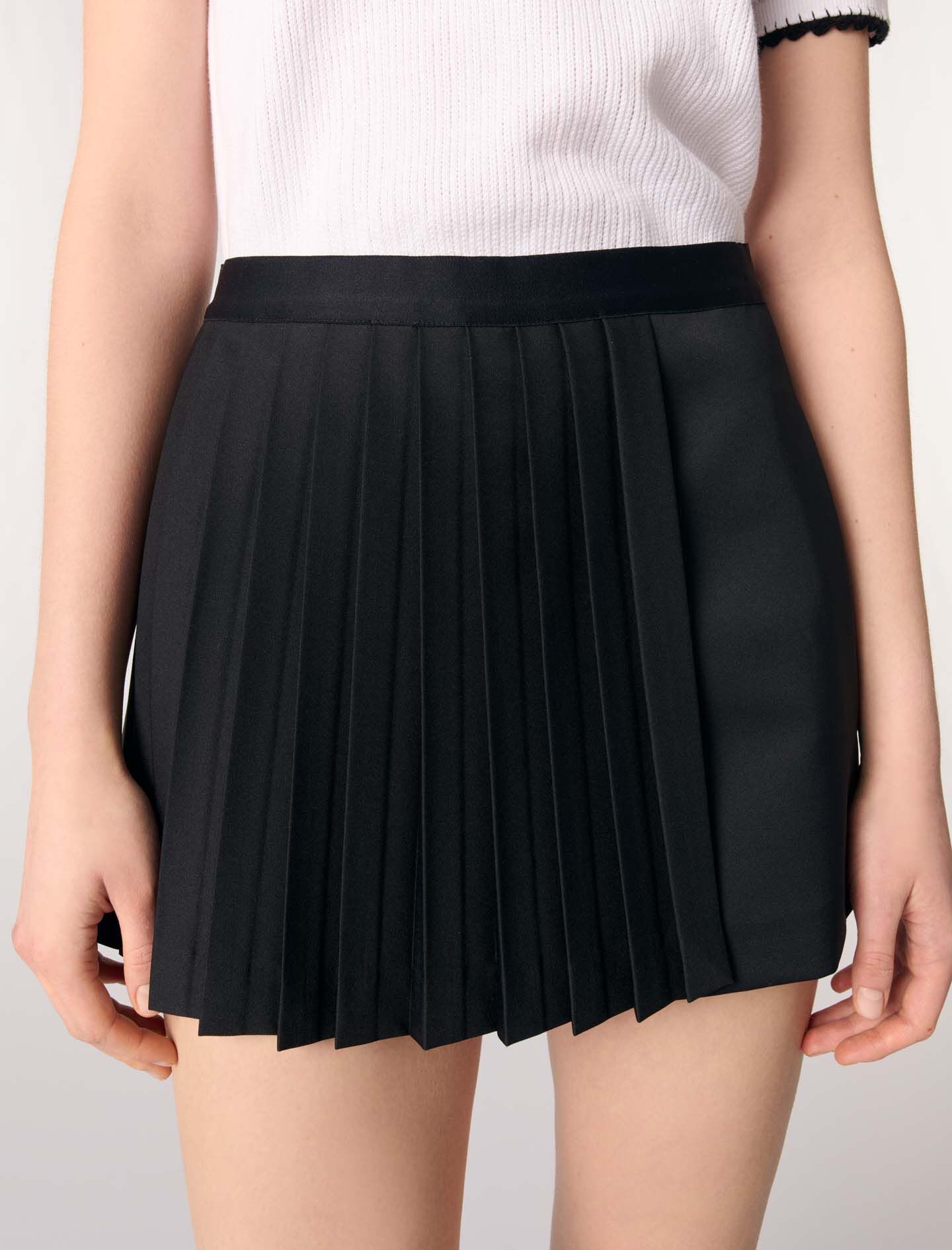 Straight-fit pleated shorts