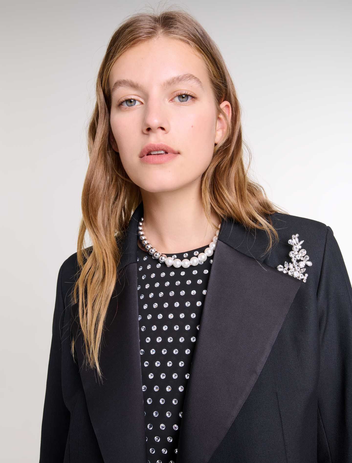 Suit jacket with brooch