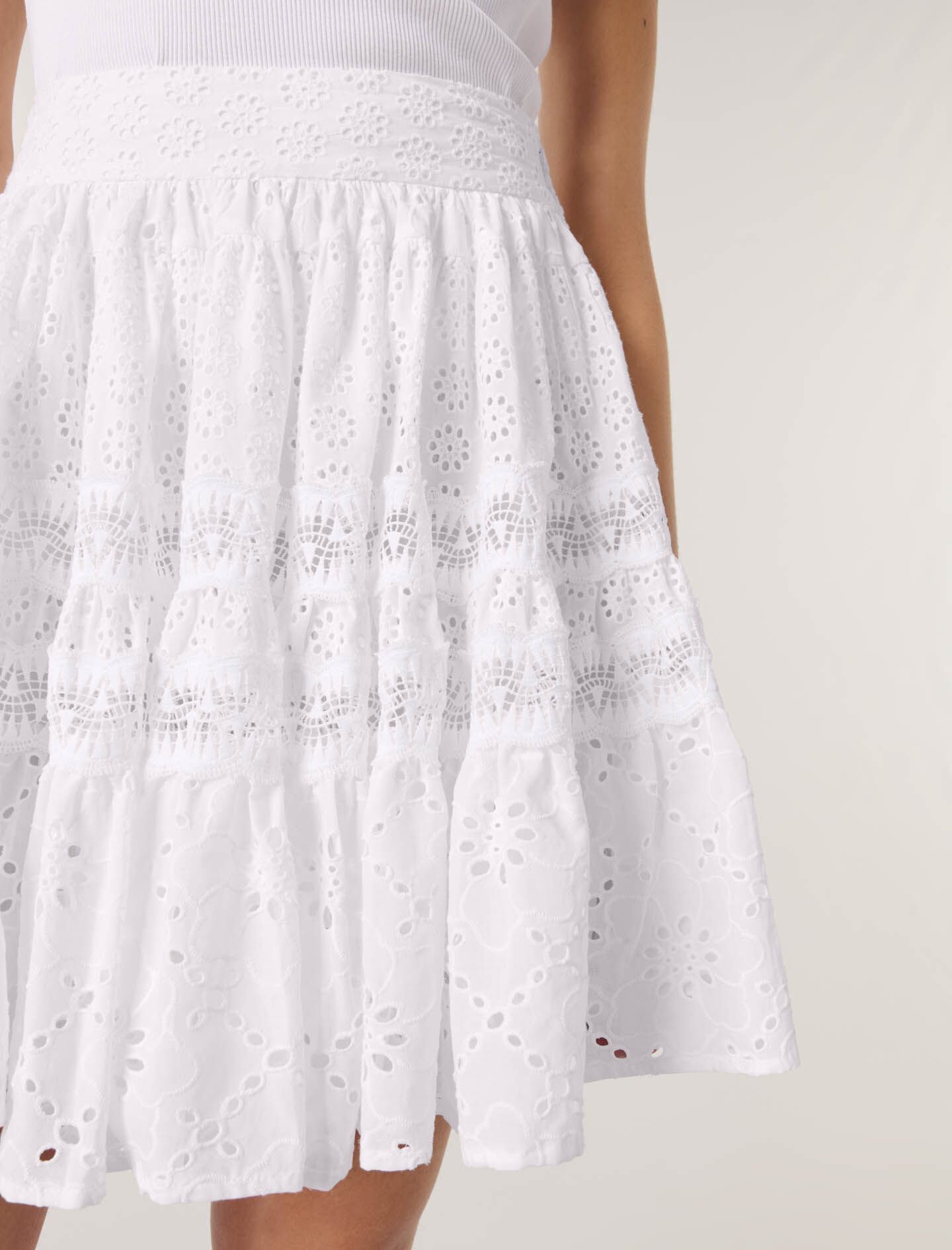 Short embroidered skirt