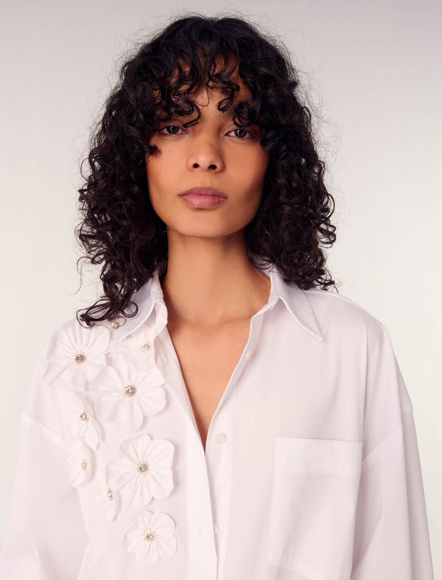 Long shirt with embroidered flowers