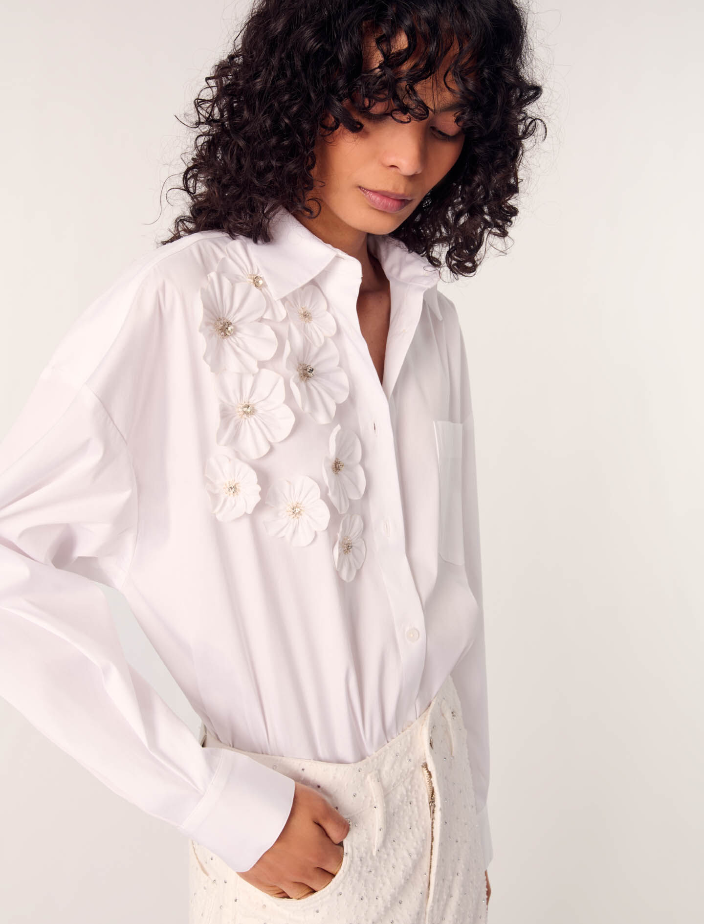 Long shirt with embroidered flowers