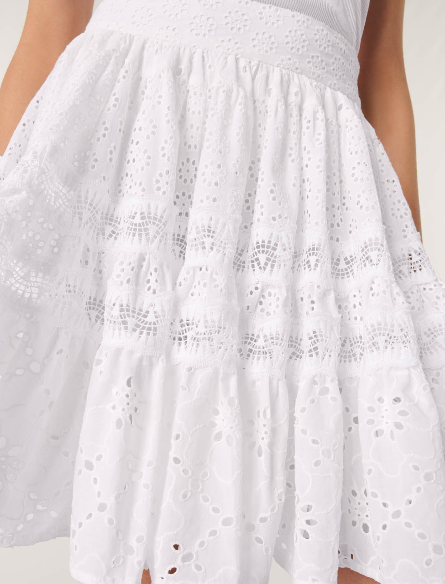 Short embroidered skirt