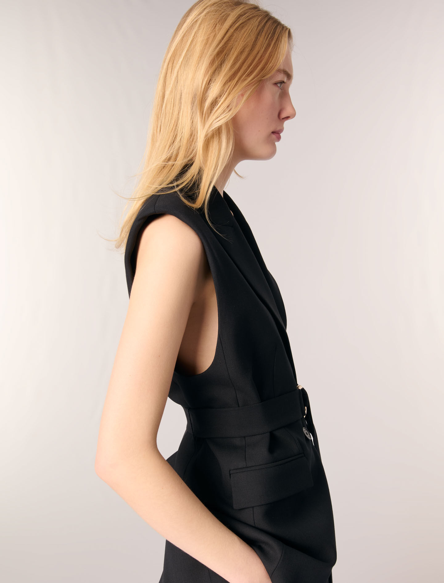 Sleeveless suit jacket