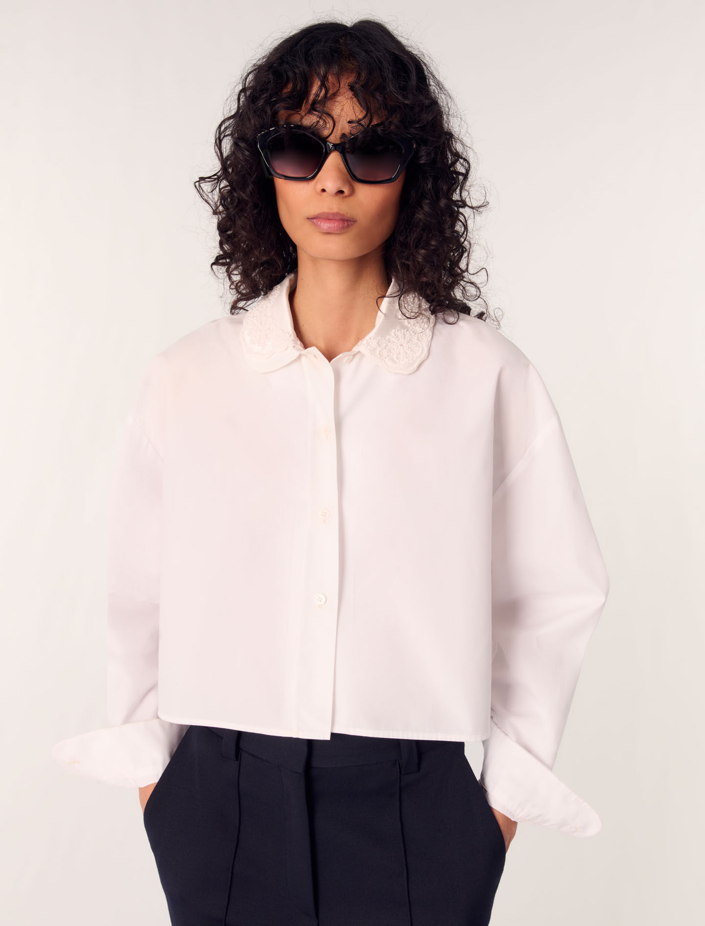 Short shirt with embroidered collar