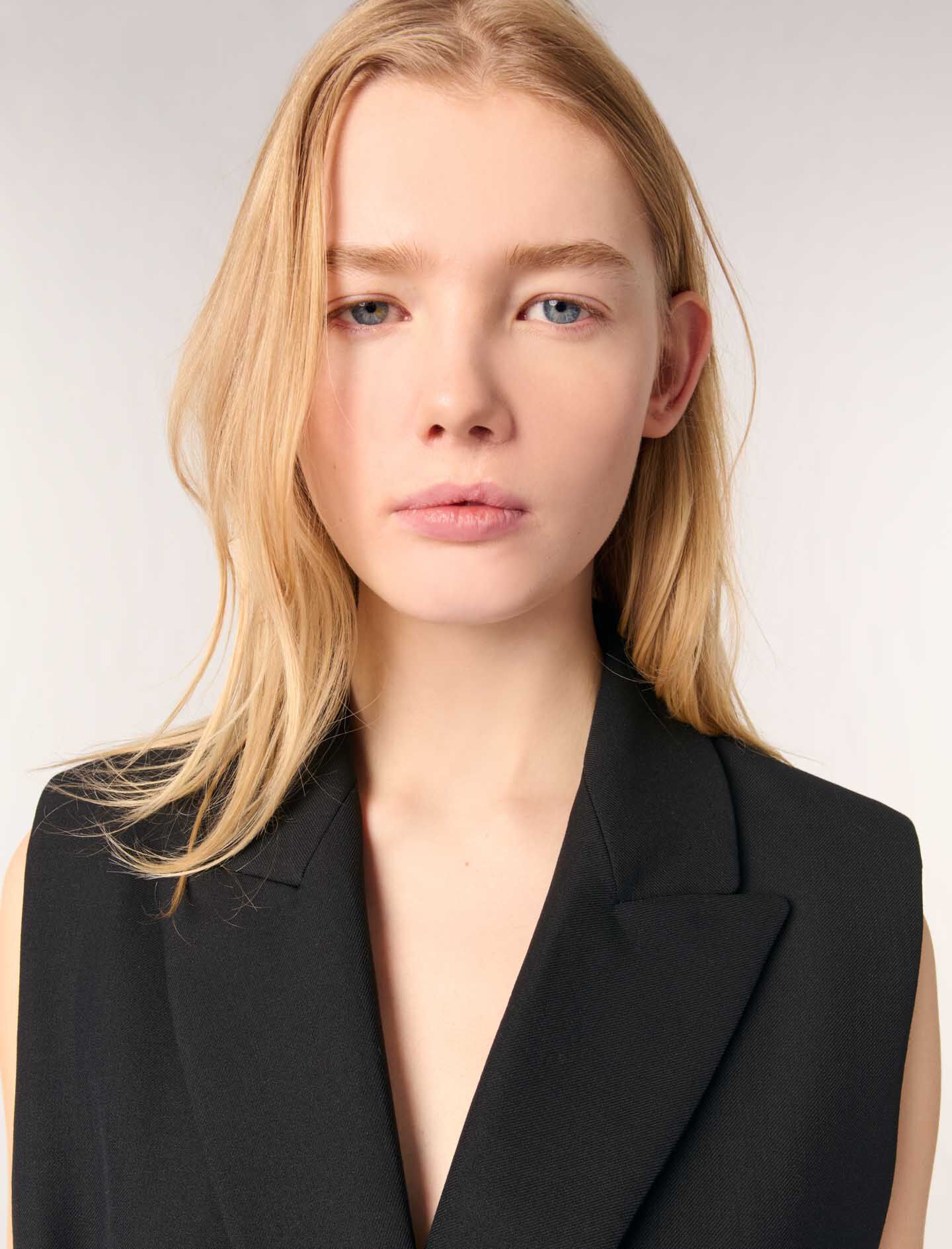 Sleeveless suit jacket