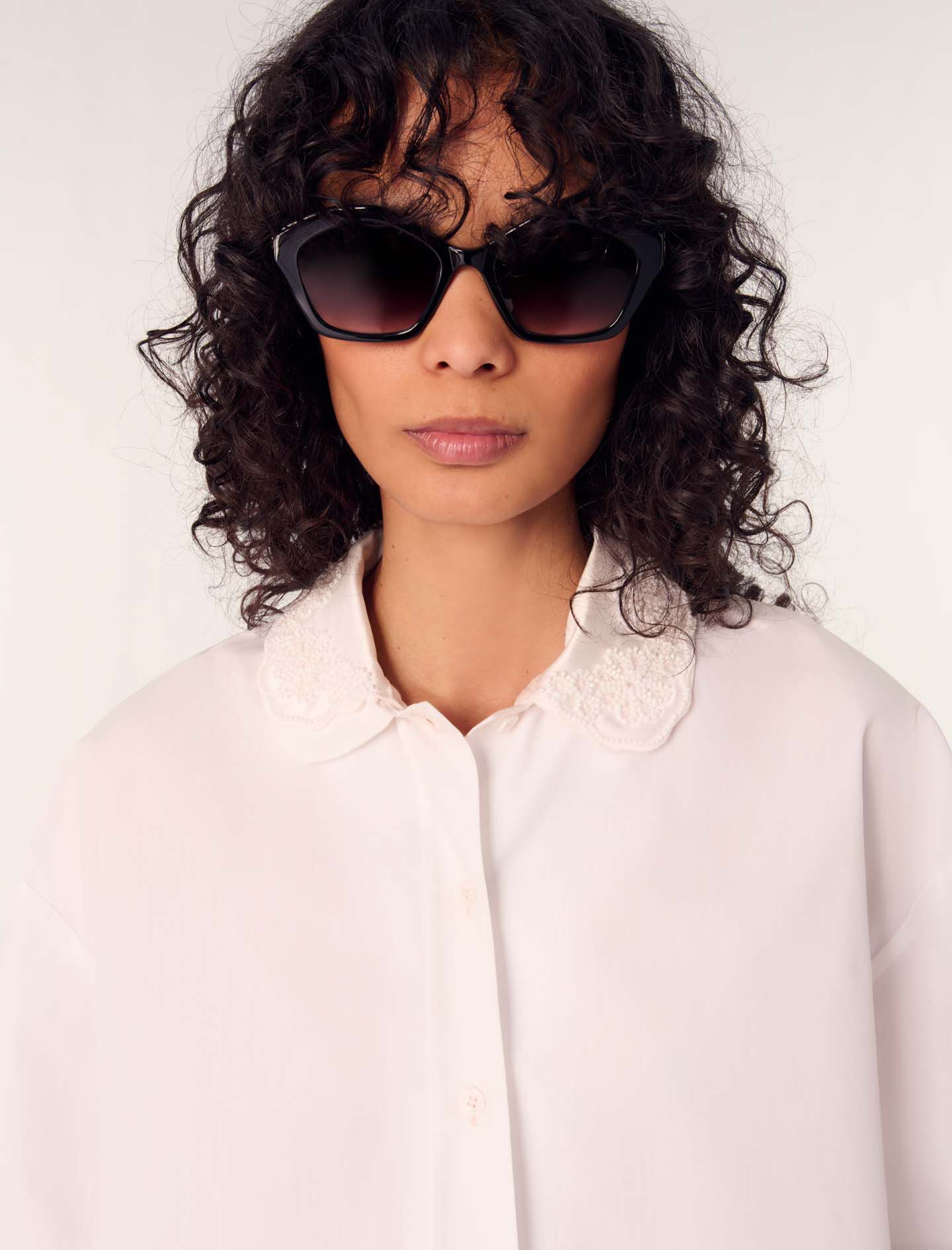 Short shirt with embroidered collar