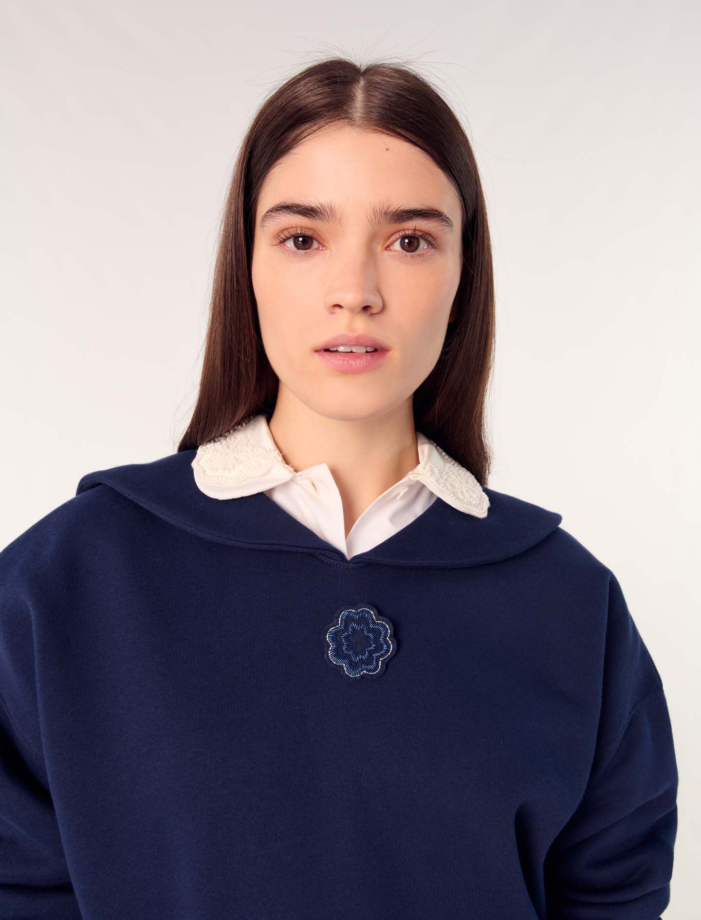 Short sweatshirt with embroidery