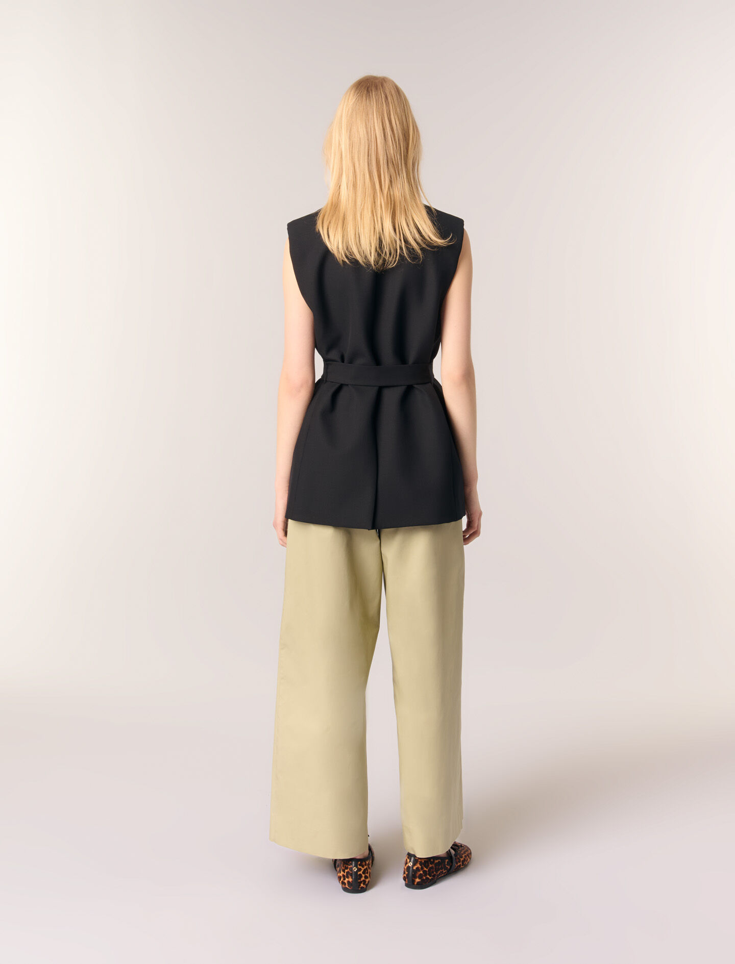 Sleeveless suit jacket