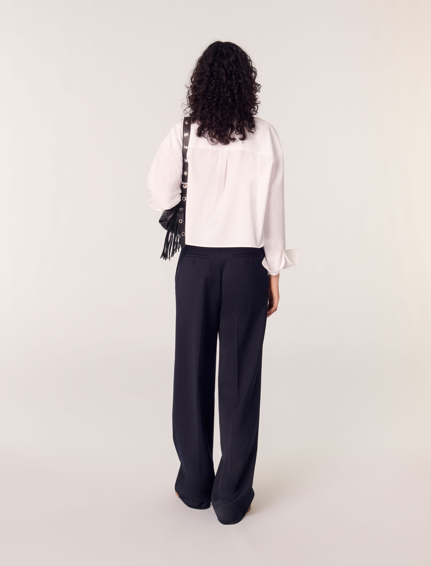 Short shirt with embroidered collar