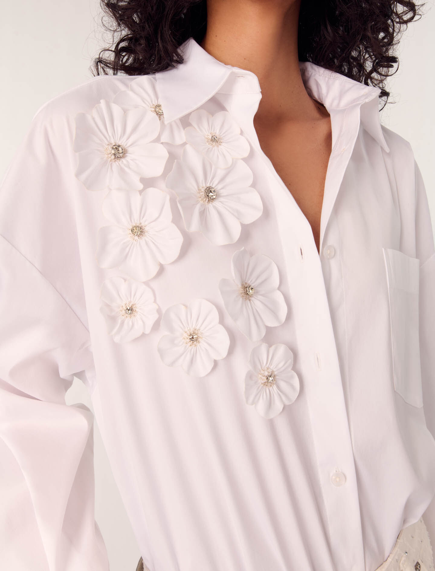 Long shirt with embroidered flowers