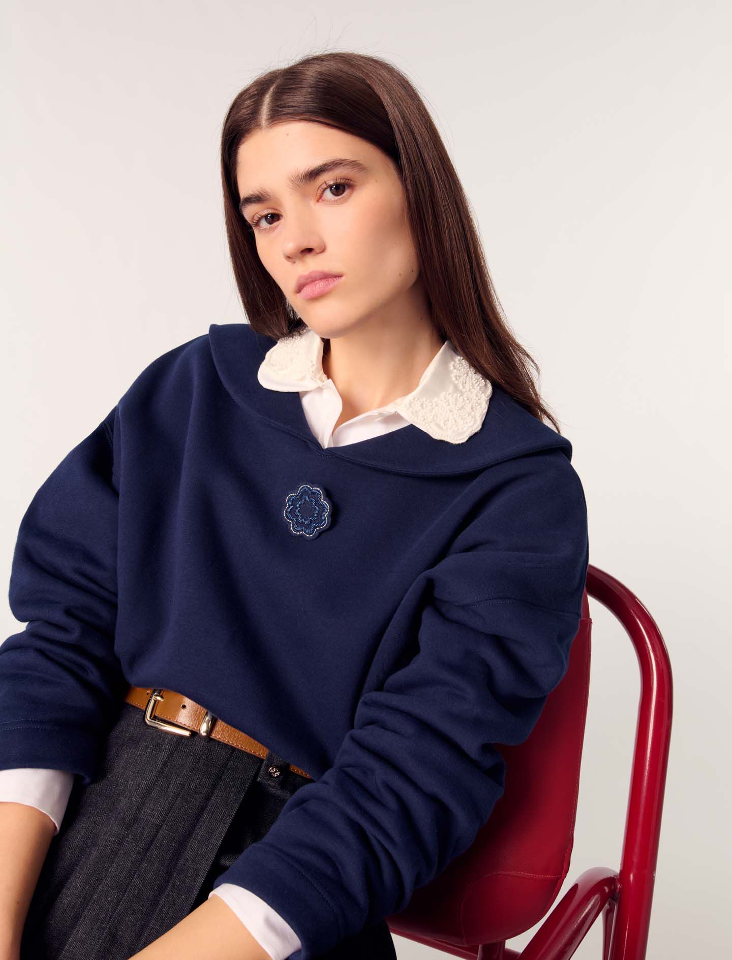 Short sweatshirt with embroidery