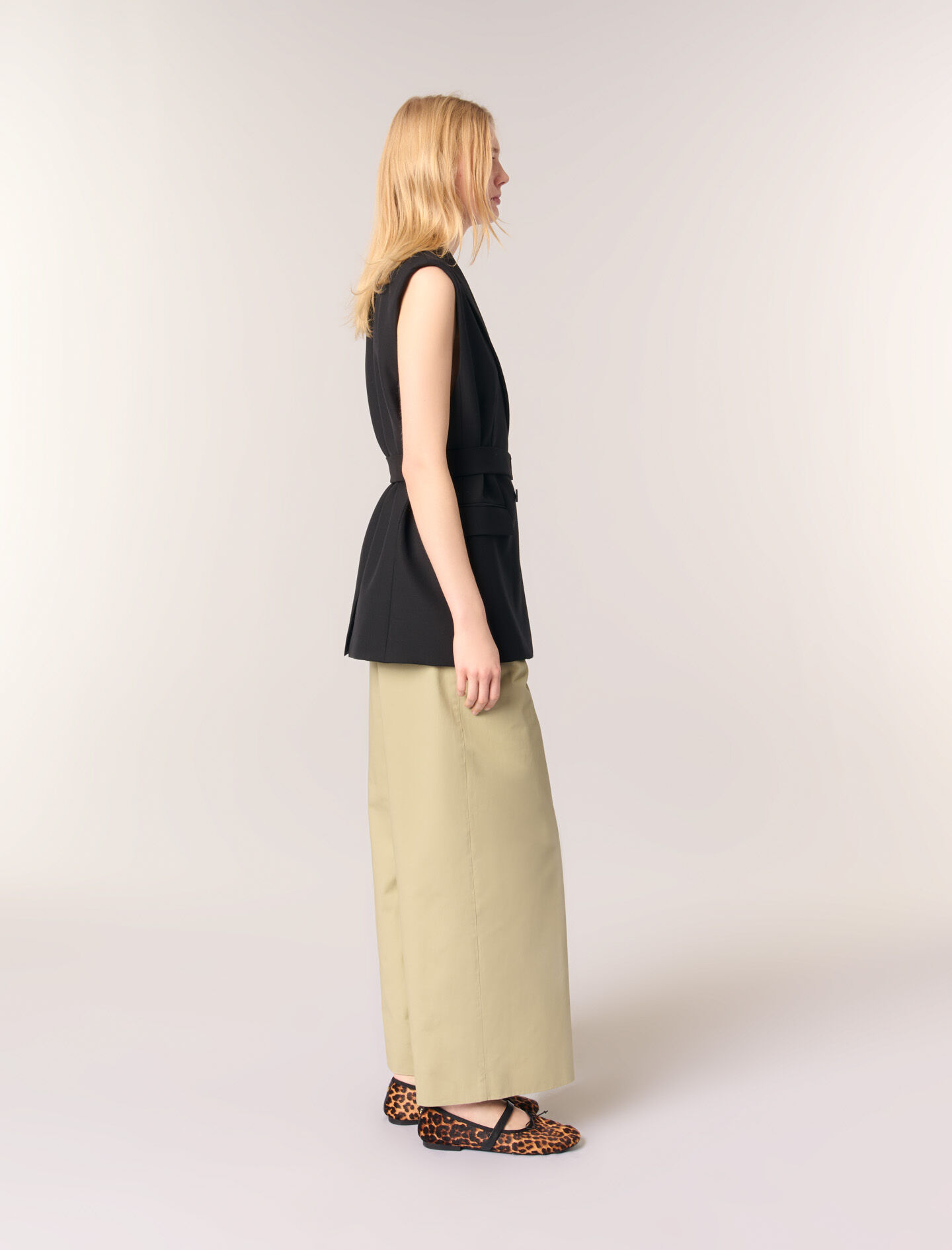 Sleeveless suit jacket