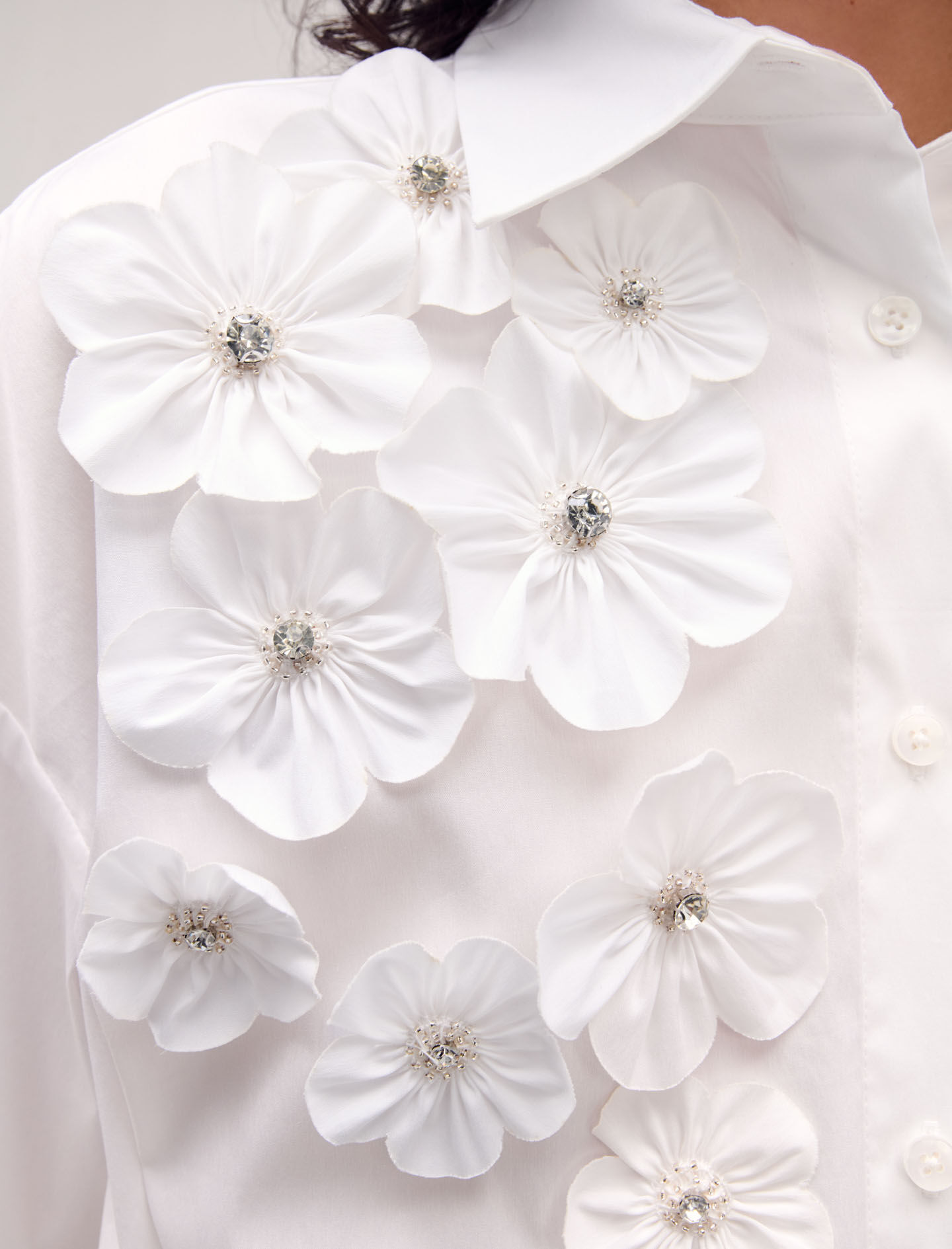 Long shirt with embroidered flowers