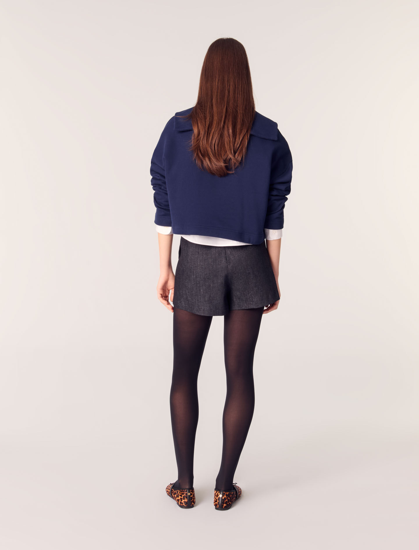 Short sweatshirt with embroidery