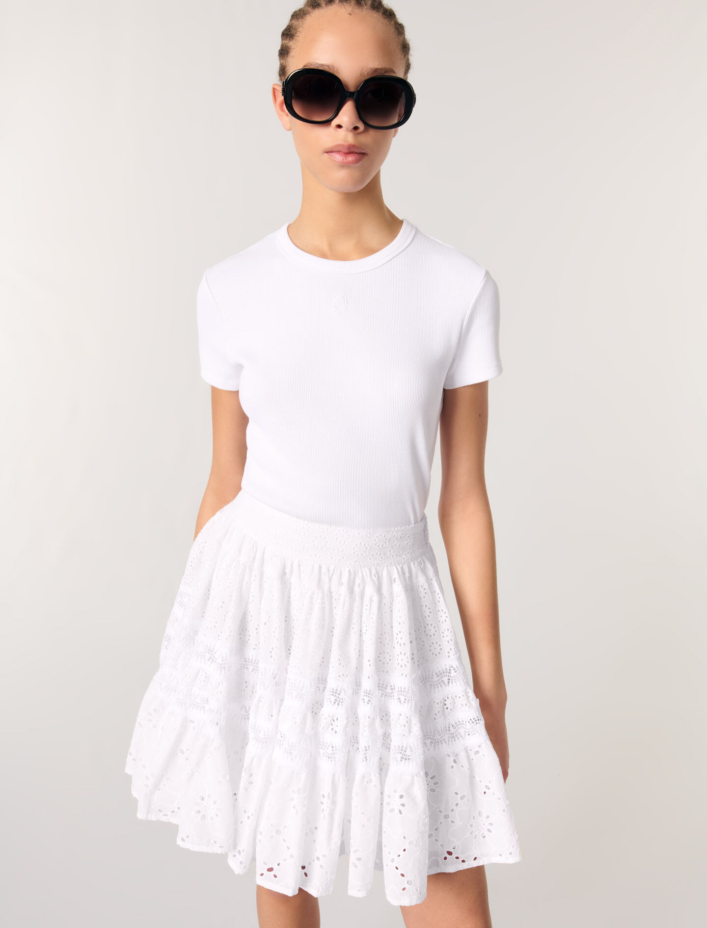 Short embroidered skirt