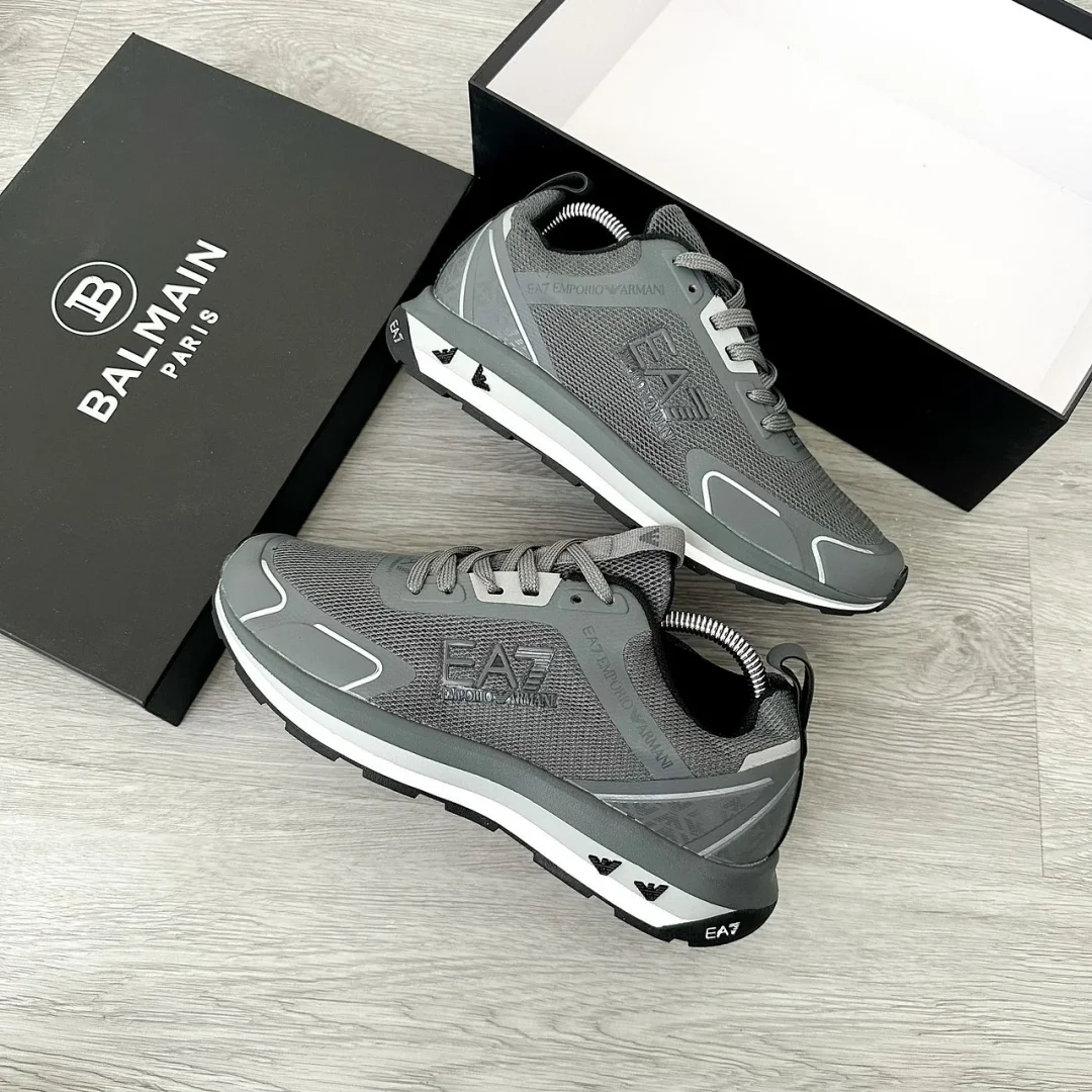 Men's breathable and comfortable sports shoes