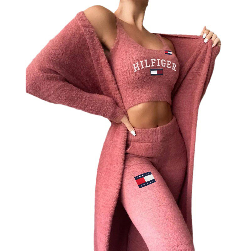 Seksualus pliu?inis V formos i?kirpt?s trij? dali? kostiumas