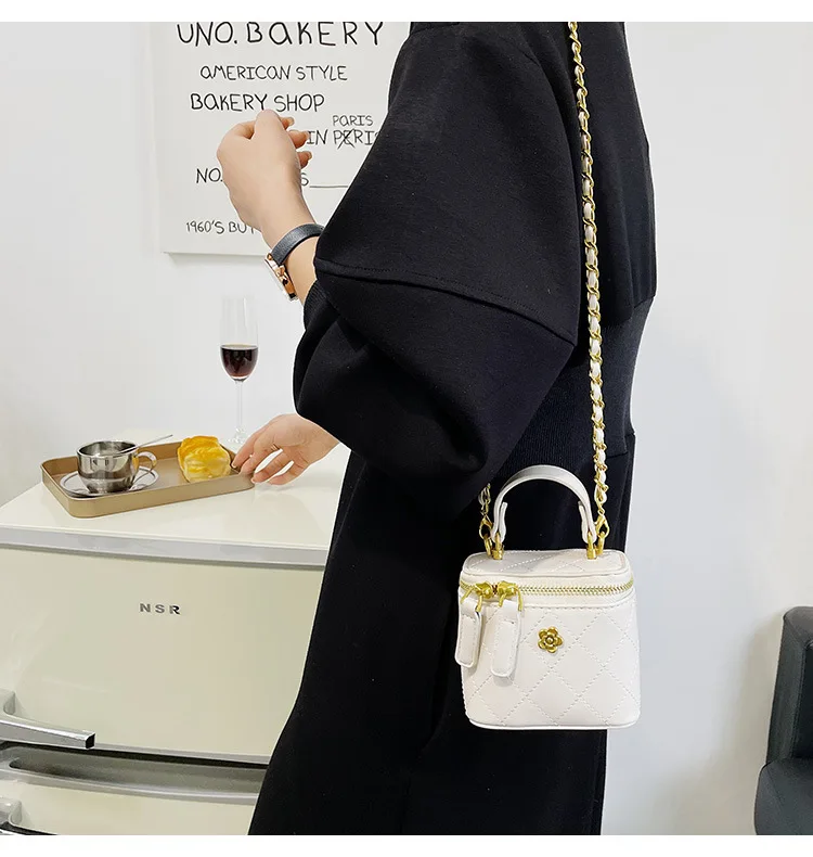 Small Shoulder Bucket Mini Bag Crossbody with Metal Chain �C Trendy and Versatile Handbag