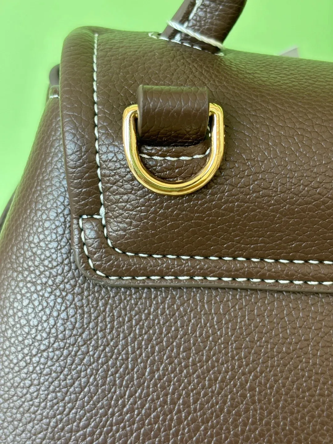 Structured Leather Handbag �C Sleek. Chic. Made to Move.