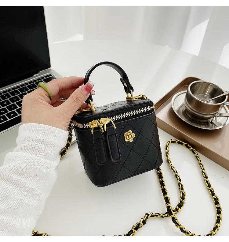 Small Shoulder Bucket Mini Bag Crossbody with Metal Chain �C Trendy and Versatile Handbag