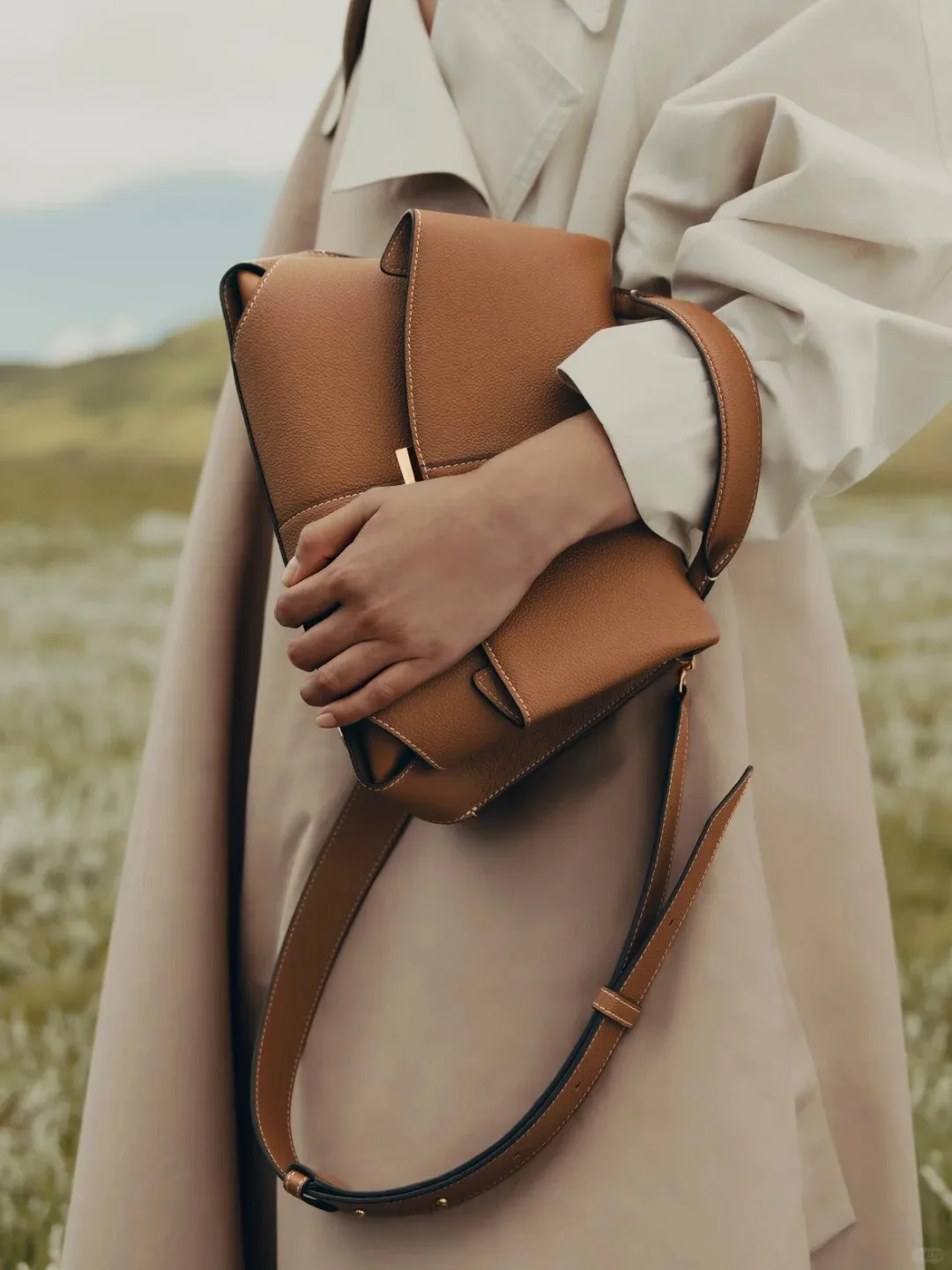 Structured Leather Handbag �C Sleek. Chic. Made to Move.