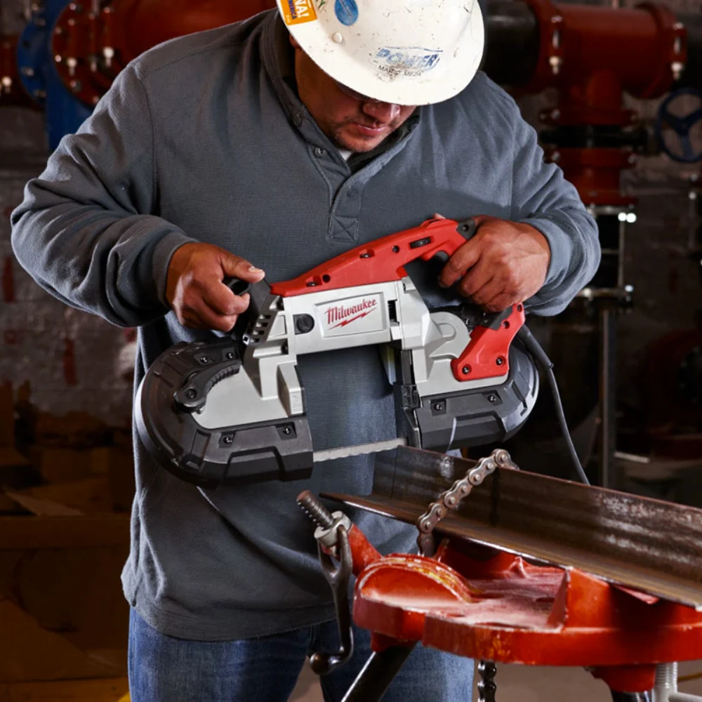 Sierra con banda de velocidad variable de corte profundo Milwaukee 6232-20