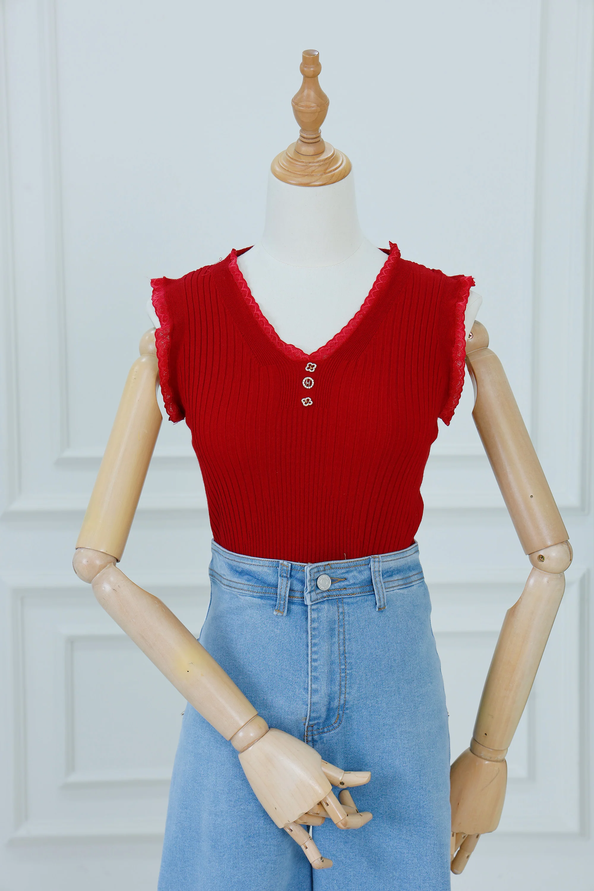 Lace Trim Sleeveless Knit Undershirt