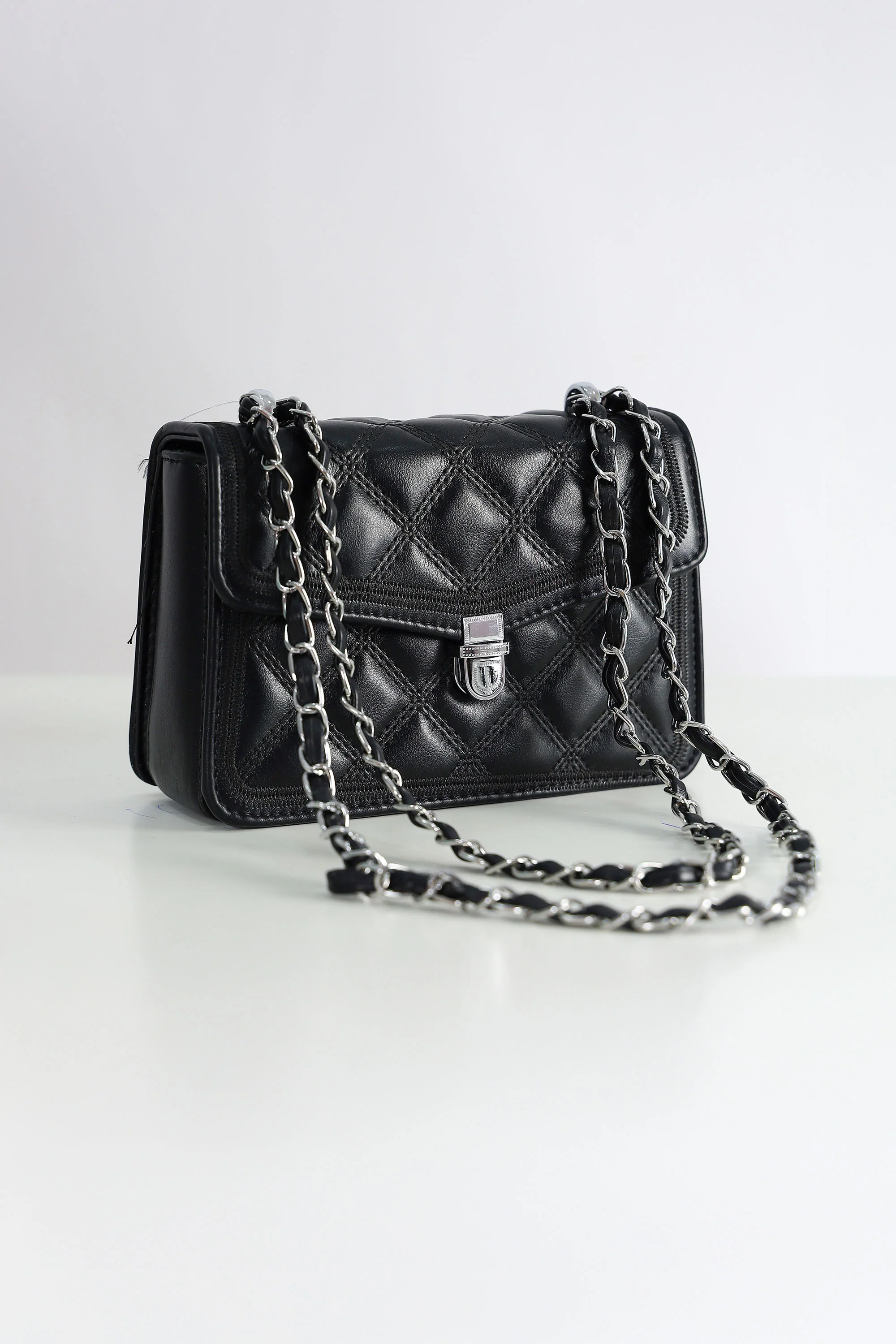 Ribbed Chic Hand Bag with Chain