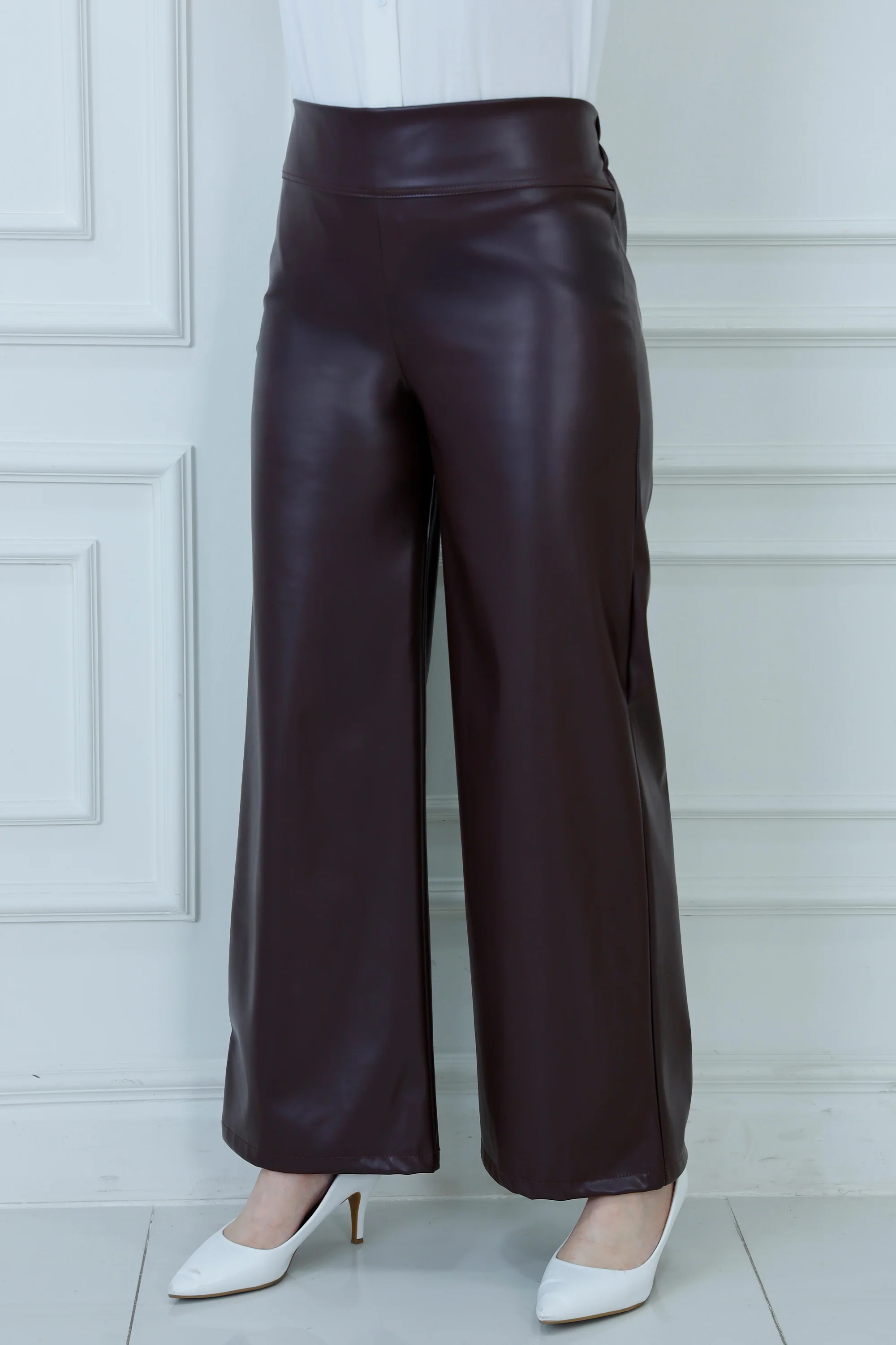 High-Waist-Wide-Leg Leather Trouser