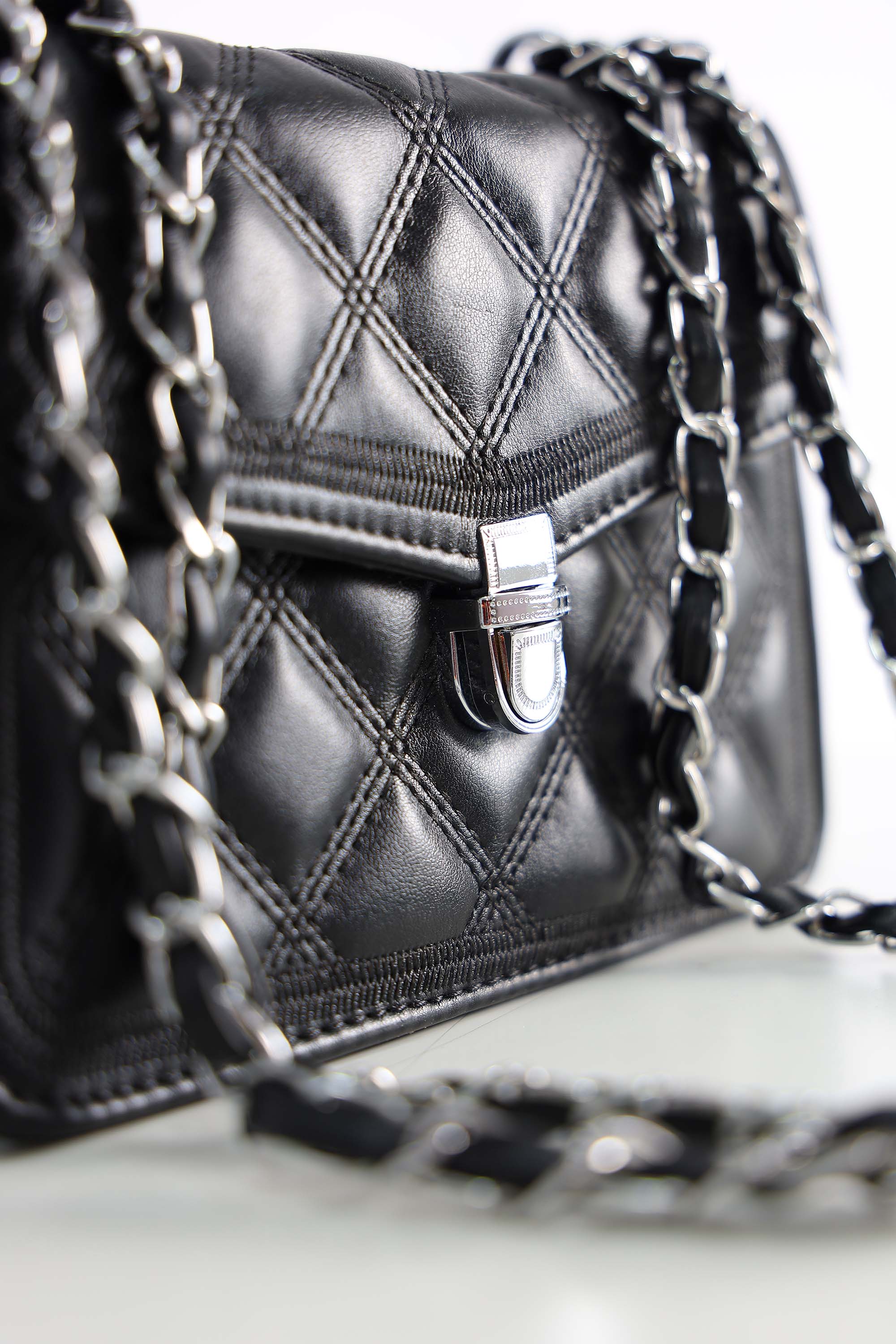 Ribbed Chic Hand Bag with Chain