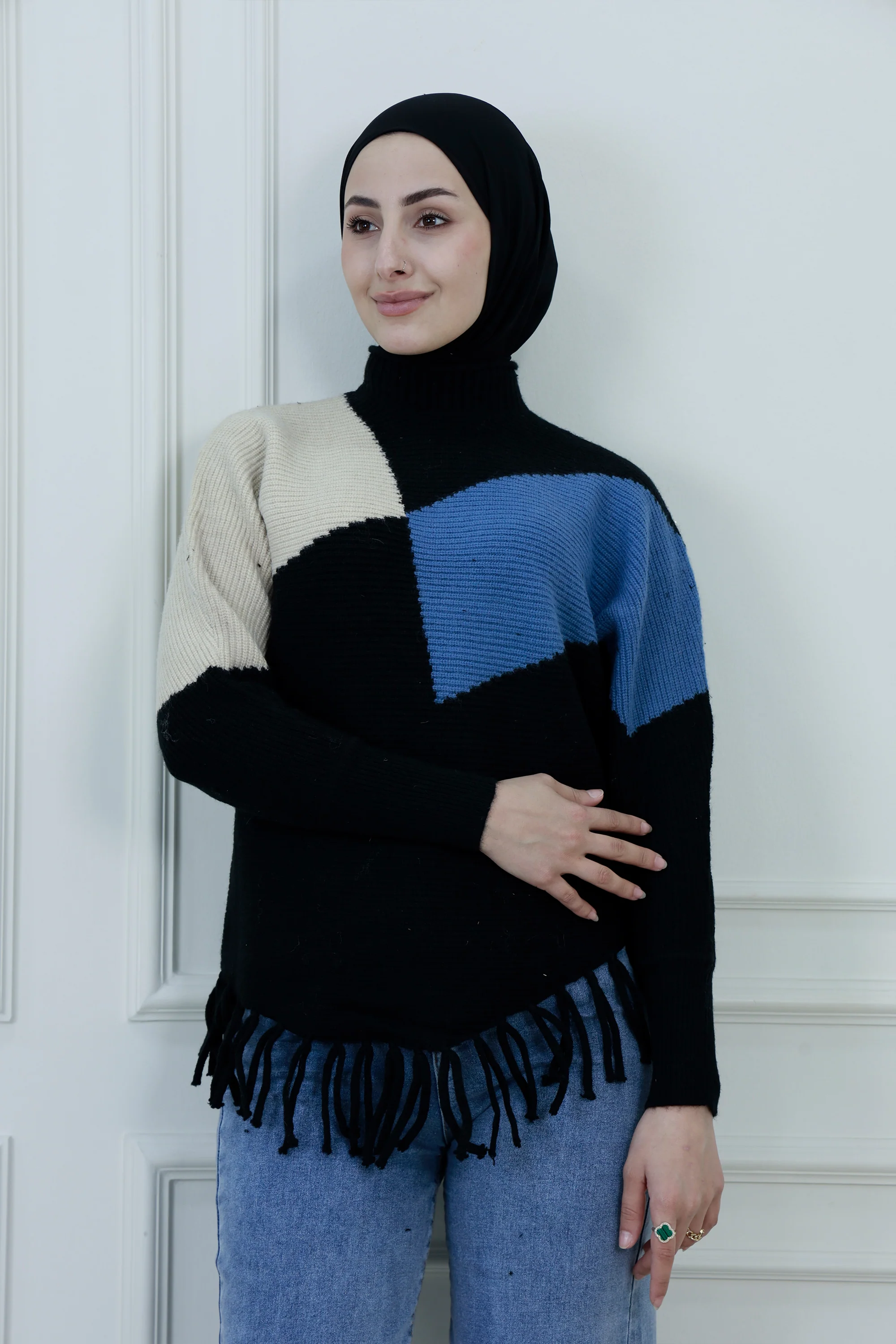 Women��s Color-Block Fringe Hem Sweater �C High Neck