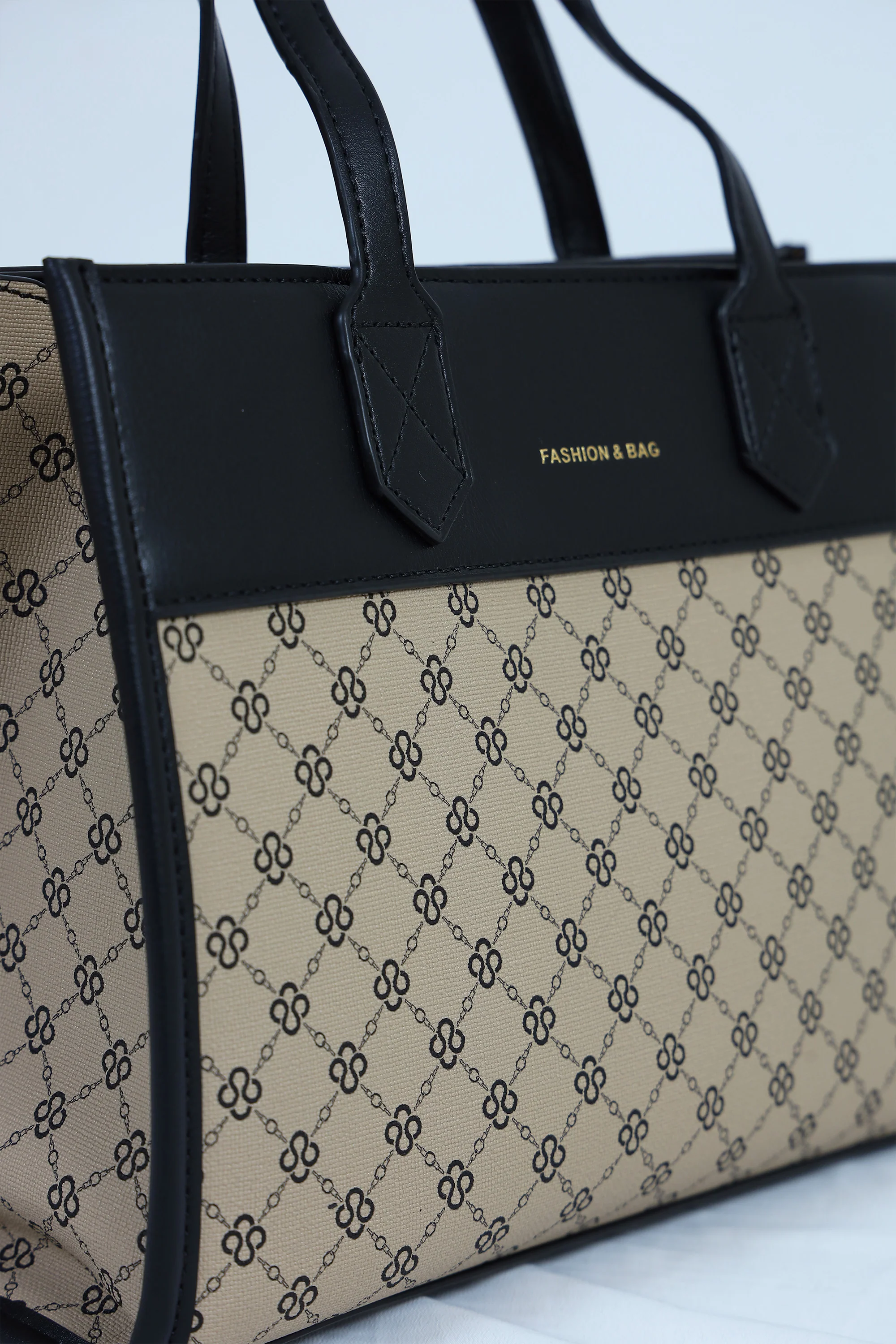 Gucci Detailing Handbag