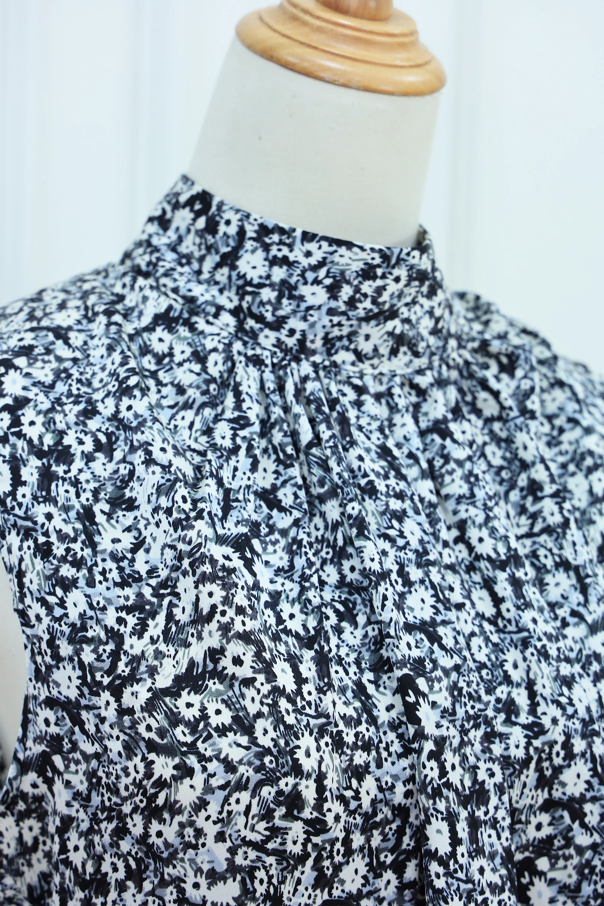 Women's Floral High-Neck Sleeveless Blouse with Back Zipper