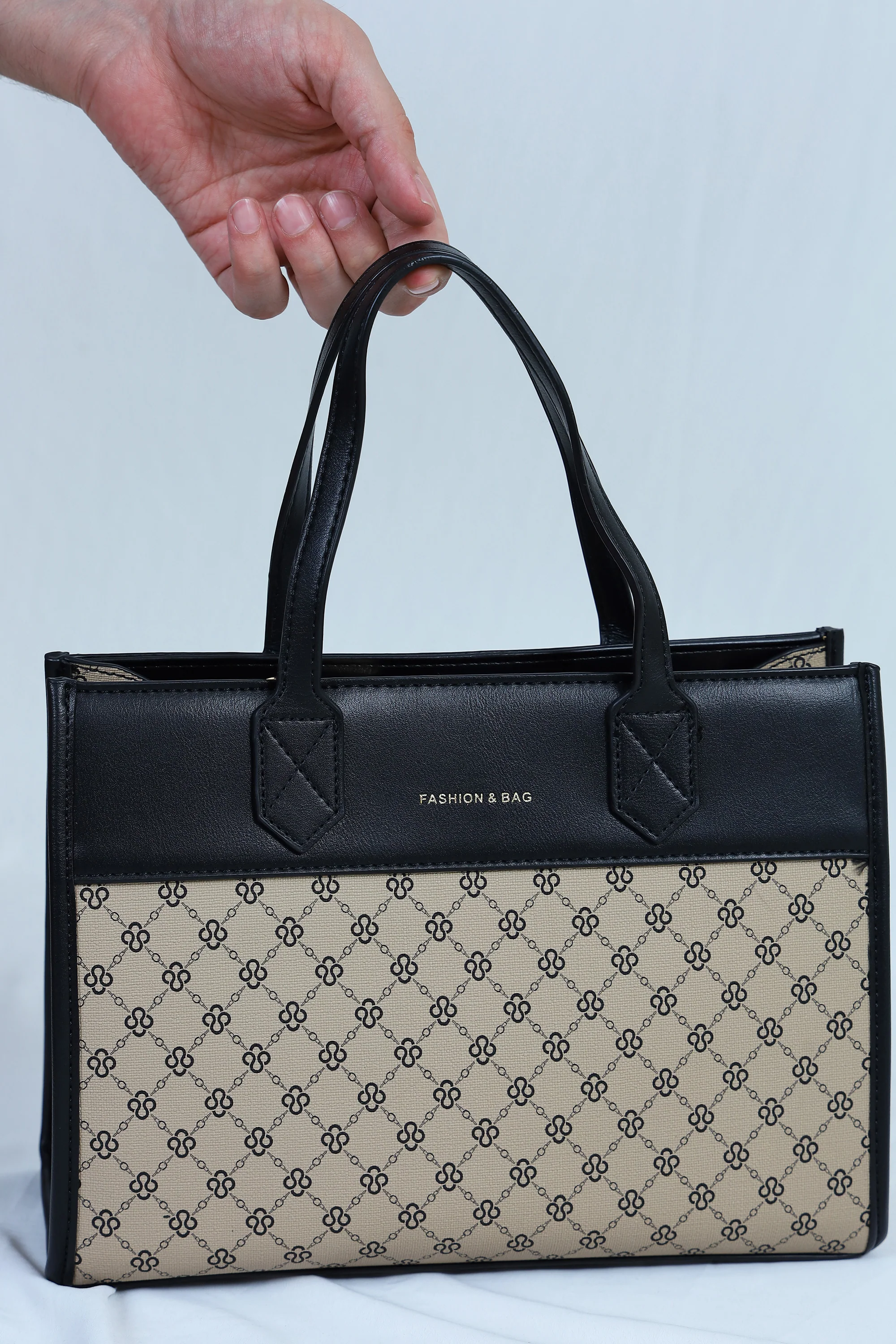 Gucci Detailing Handbag