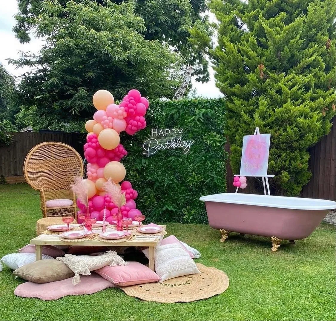 Neon “HAPPY BIRTHDAY” sign in cool white