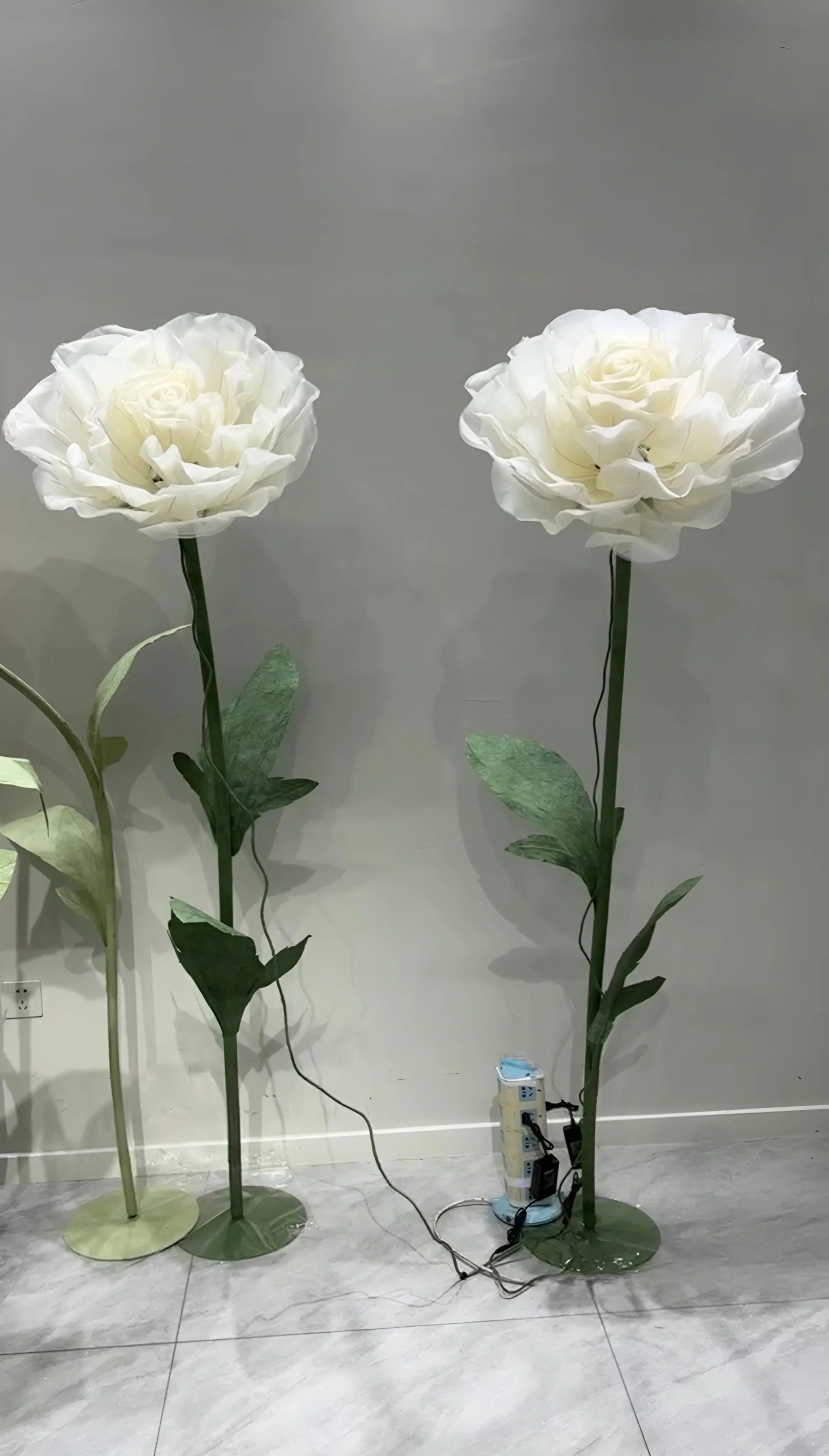 White Giant organza moving flower