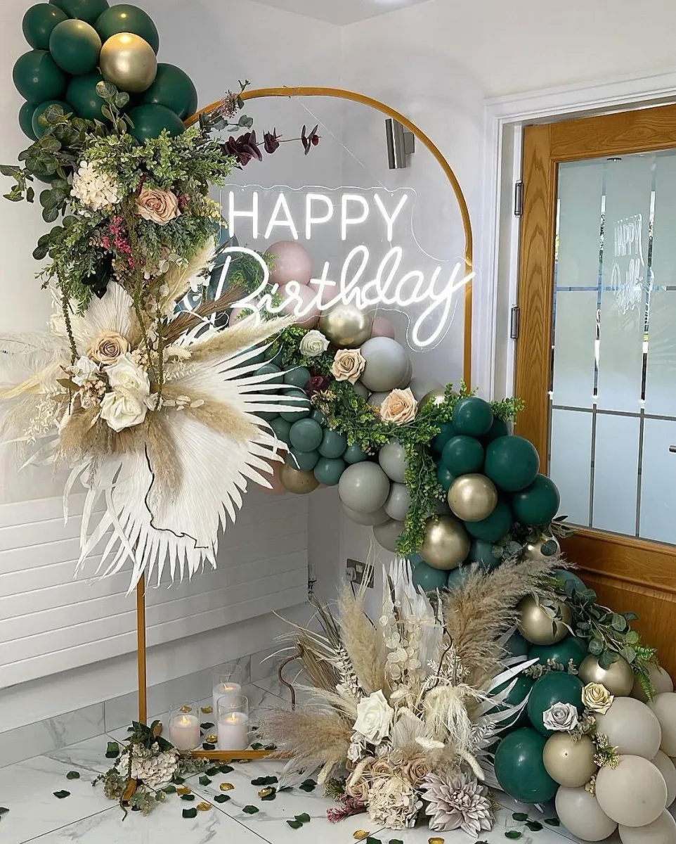 Neon “HAPPY BIRTHDAY” sign in cool white