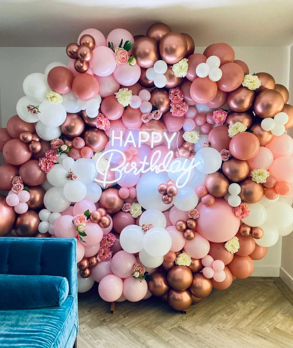 Neon “HAPPY BIRTHDAY” sign in cool white