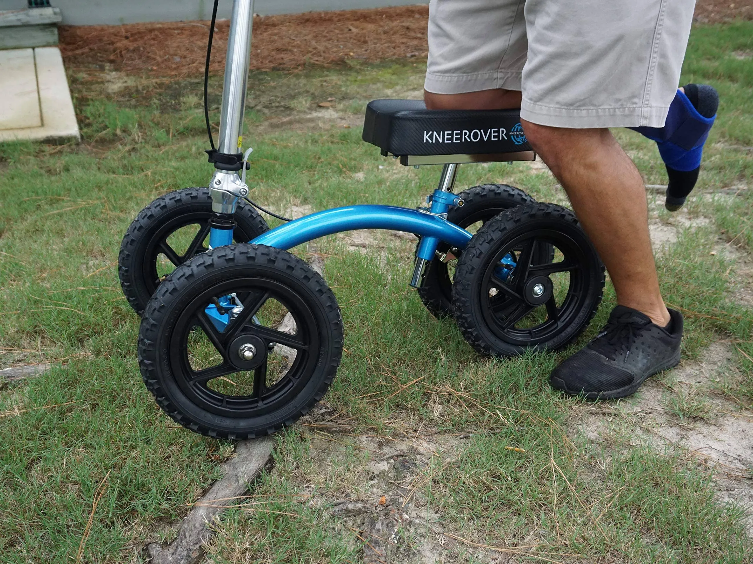 Nové kolenní chodítko KneeRover Quad do každého terénu v metalické modré barvě