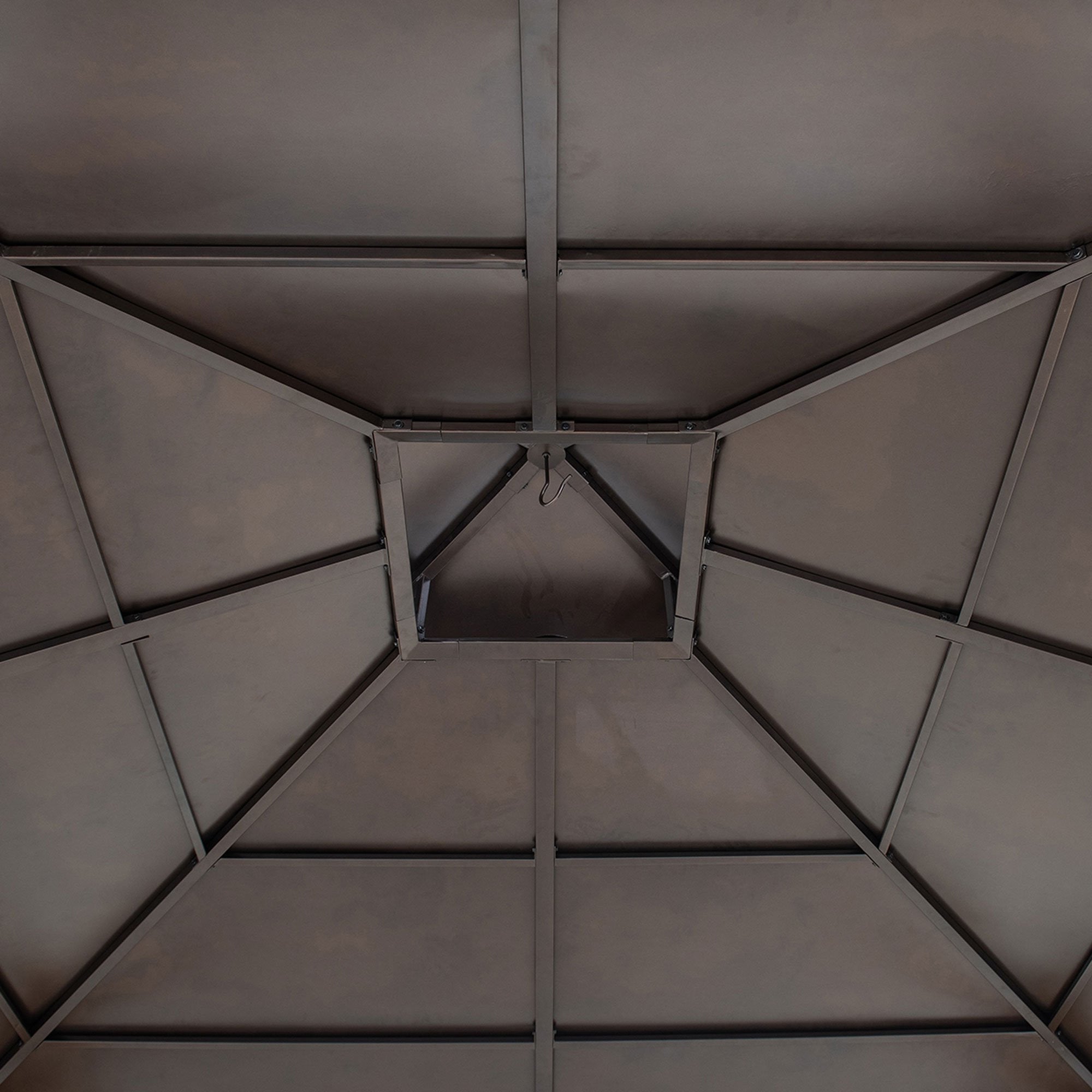 Cedrový altán o rozměrech 3 x 3 m s dvouúrovňovou ocelovou valbovou střechou